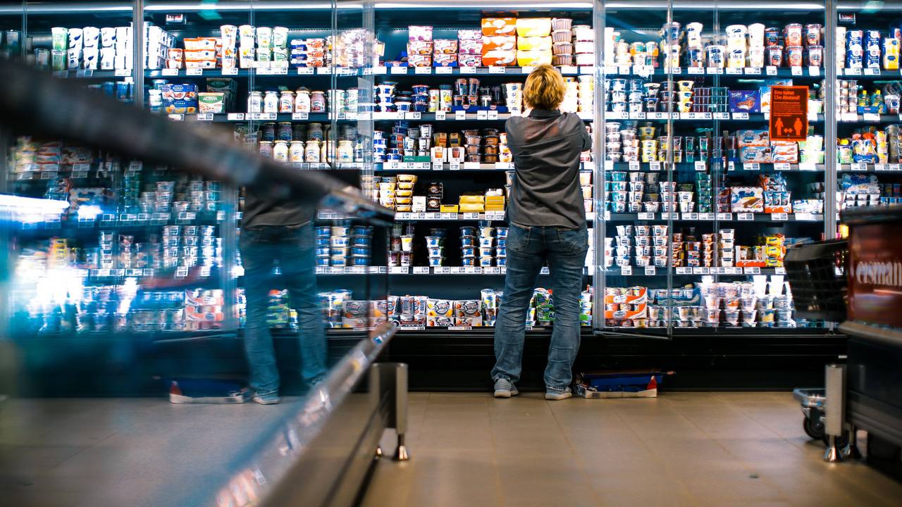 Eine Mitarbeiterin im Einzelhandel räumt am 3. April 2020 Regale in einem REWE-Markt in Essen-Altenessen ein.