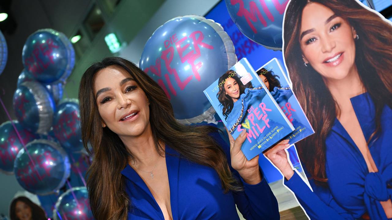 Verona Pooth, deutsche Moderatorin und Unternehmerin, präsentiert auf der Frankfurter Buchmesse am Stand von Thalia ihr Buch „Die Supermilf“.