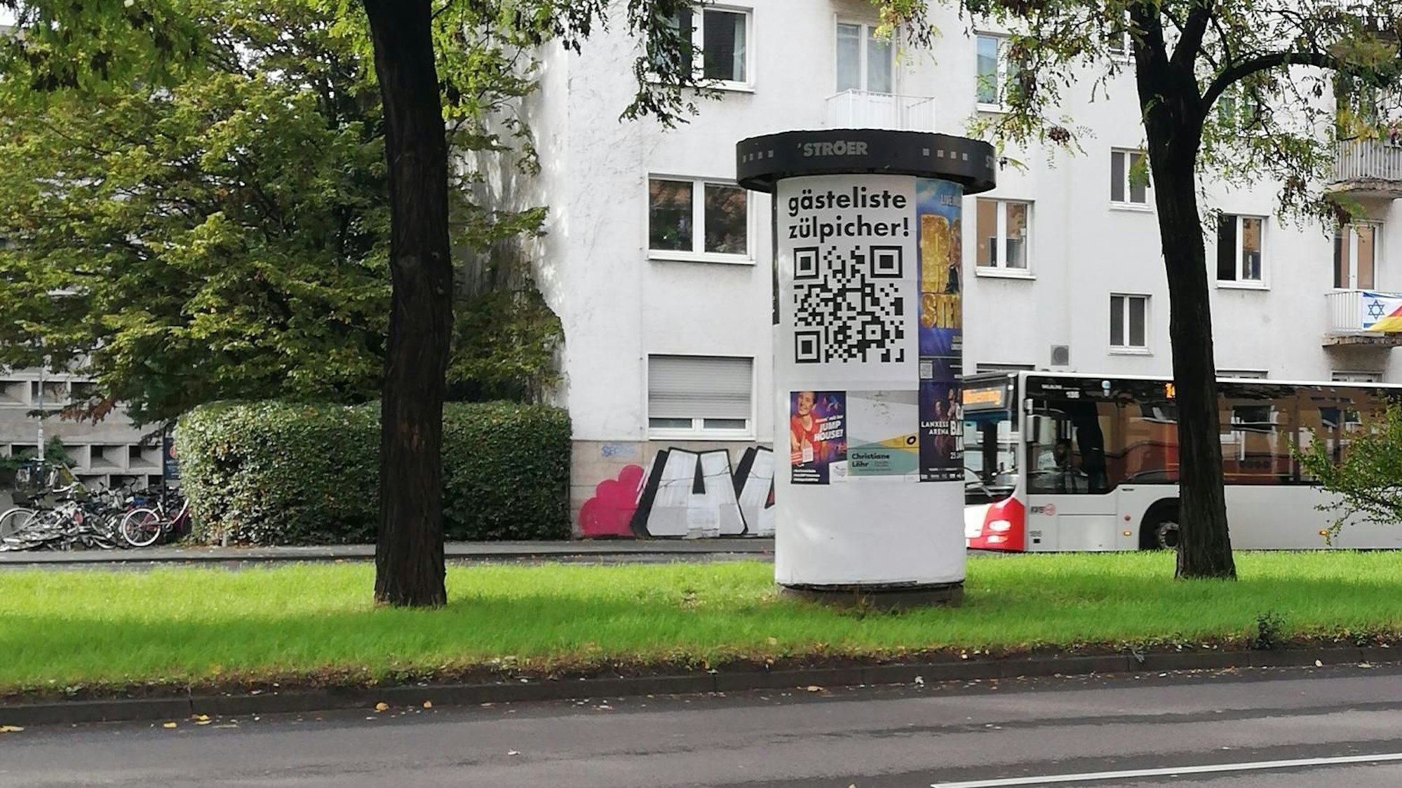 Eine Litfaßsäule im Kwartier Latäng mit der „gästeliste zülpicher“-Kampagne.