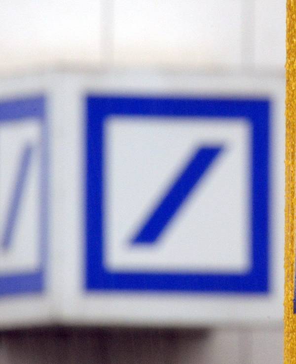 Das Logo einer Filiale der Deutschen Bank (l) und das Logo der auf der gegenüberliegenden Straßenseite befindlichen Postbank-Zentrale in Bonn.