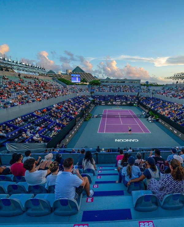 Das Tennis-Stadion in Cancun mit halbvollen Rängen.
