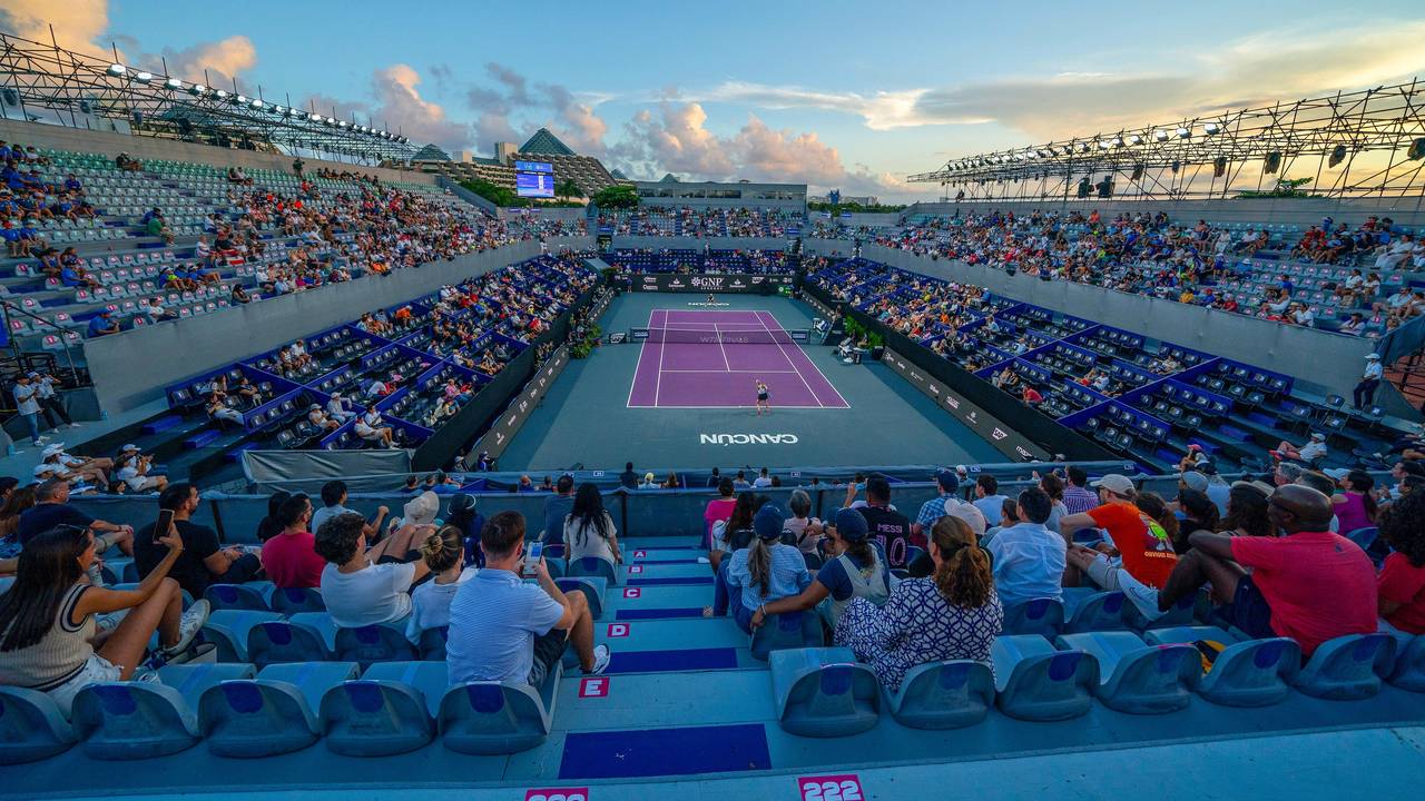 Das Tennis-Stadion in Cancun mit halbvollen Rängen.