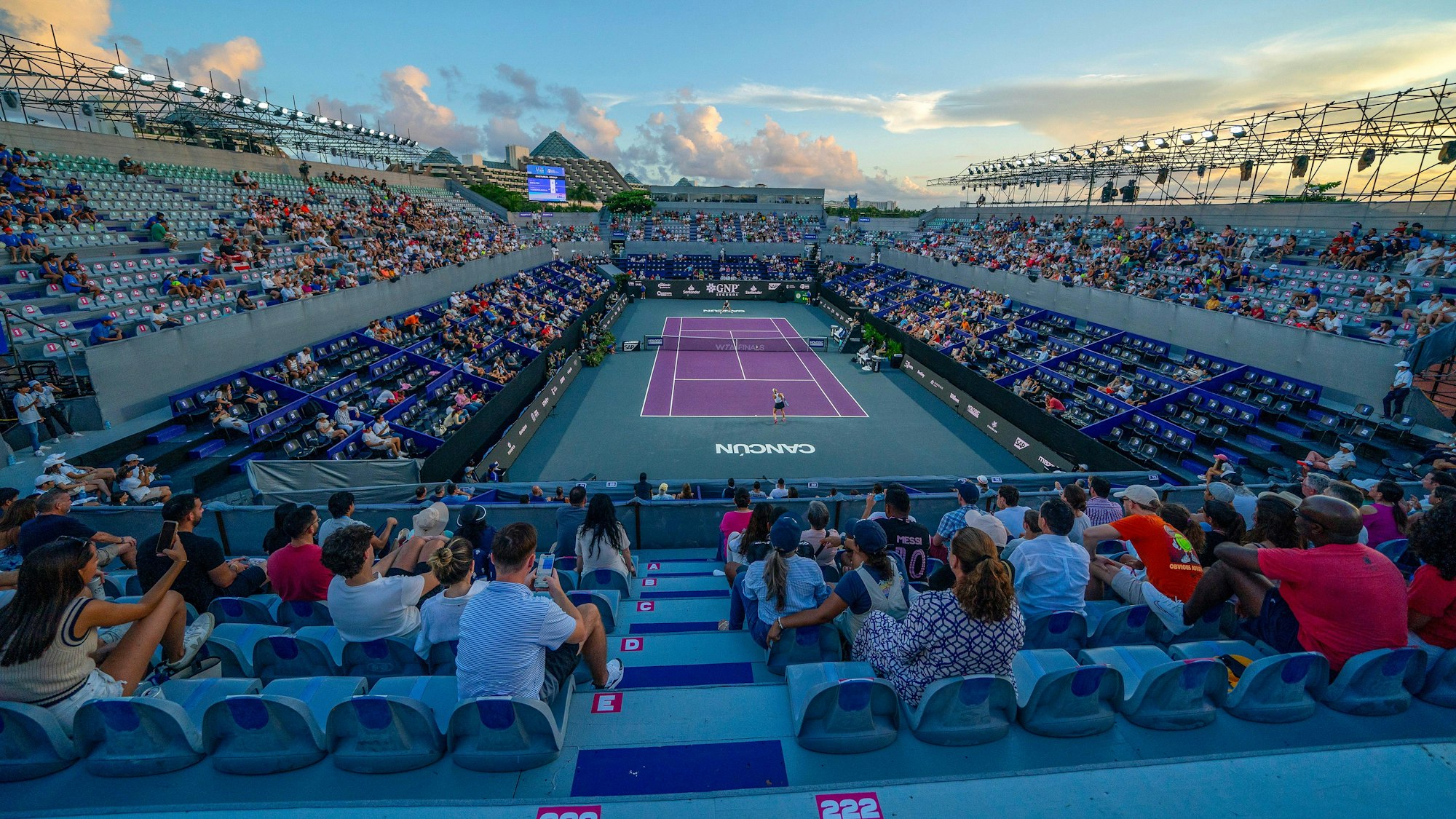 Das Tennis-Stadion in Cancun mit halbvollen Rängen.