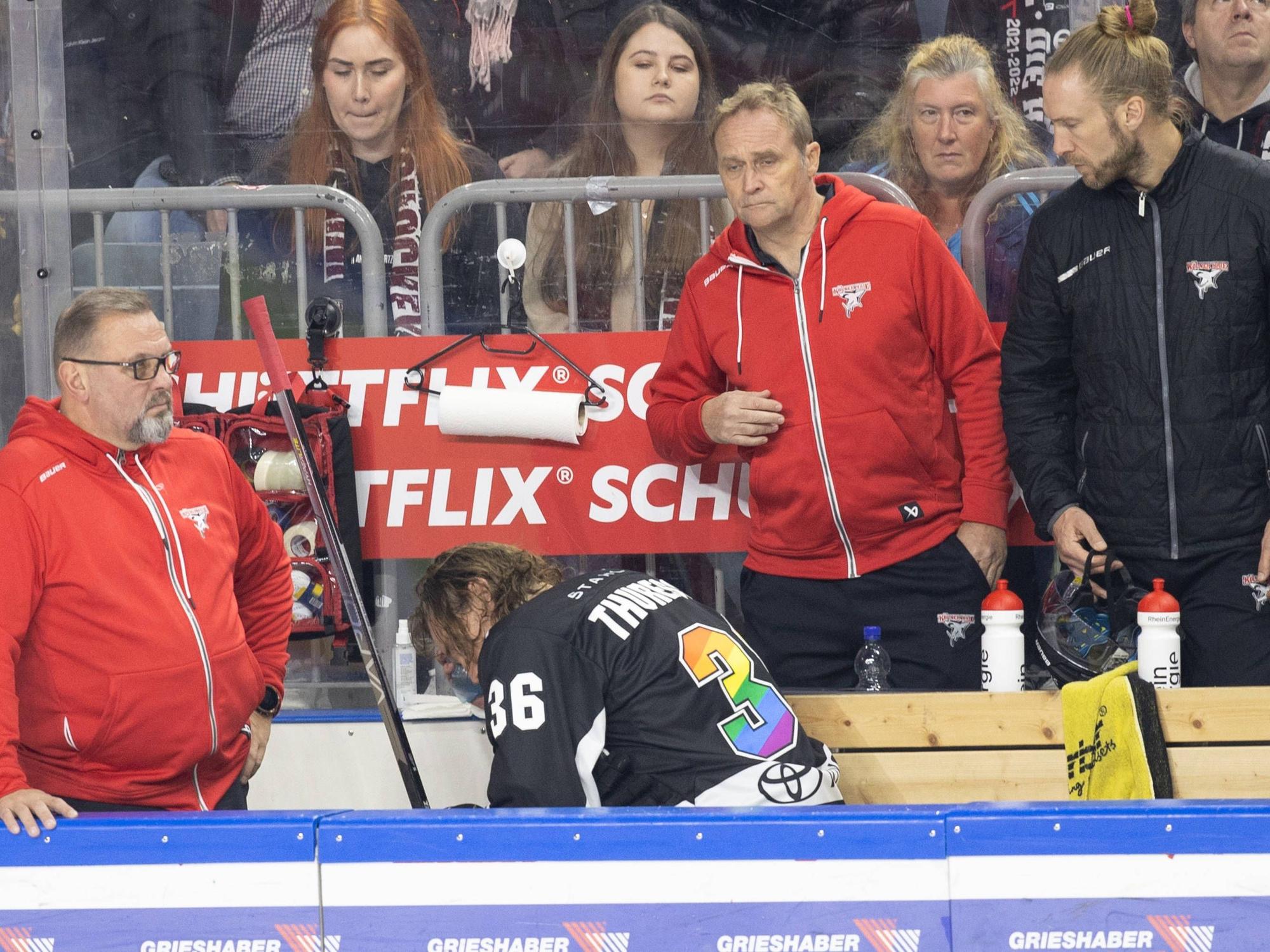 Kölner Haie gegen Fischtown Pinguins Bremerhaven: KEC-Profi Andreas Thuresson kann verletzt nicht weiterspielen.