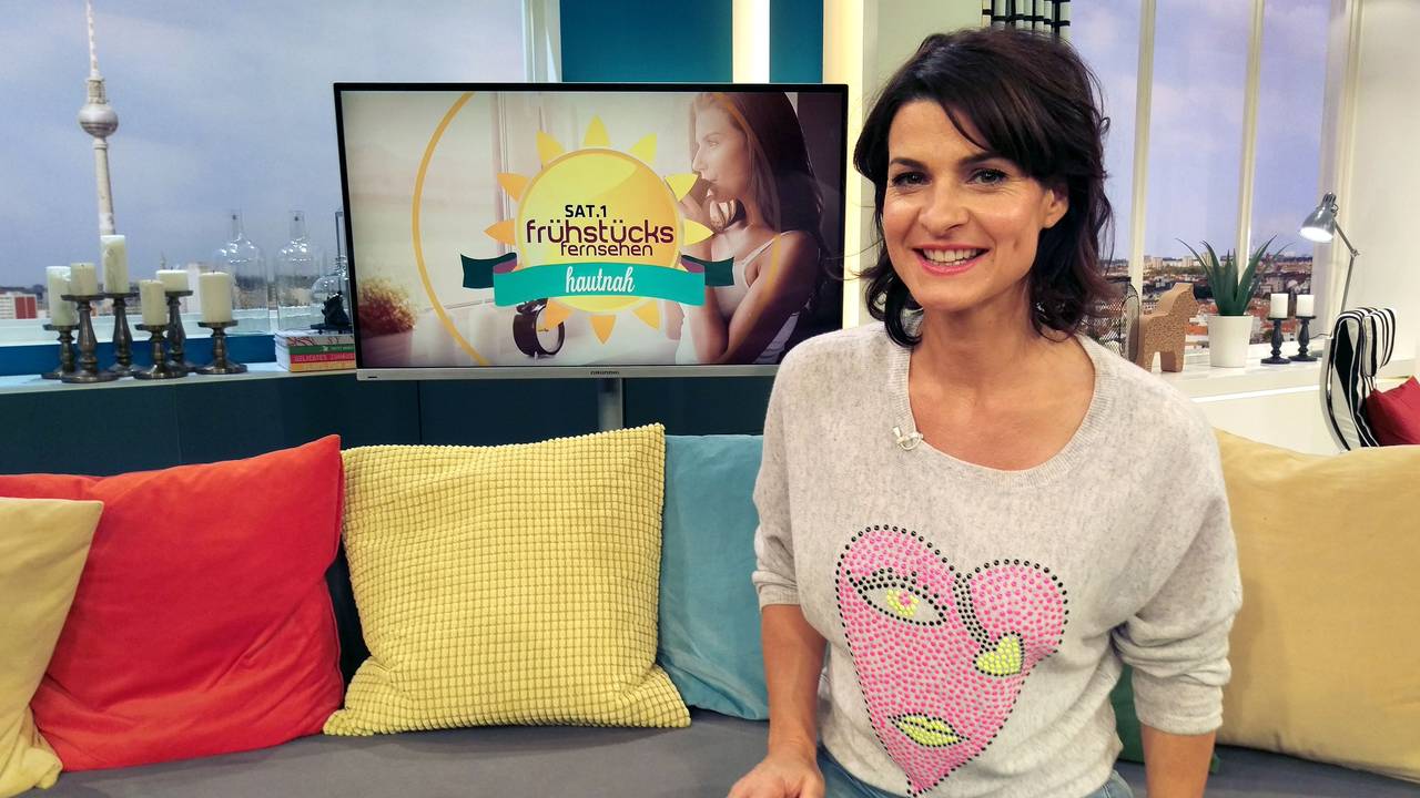 Marlene Lufen sitzt auf einer Couch.
