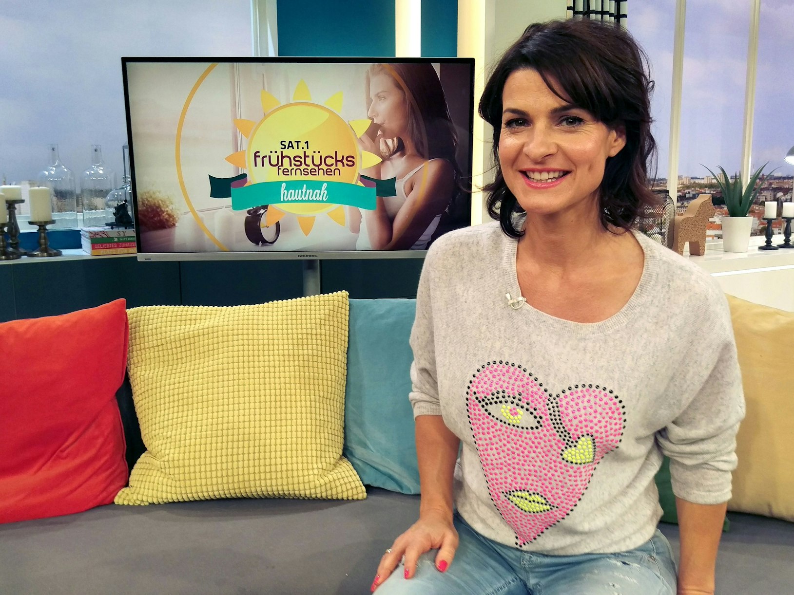 Marlene Lufen sitzt auf einer Couch.