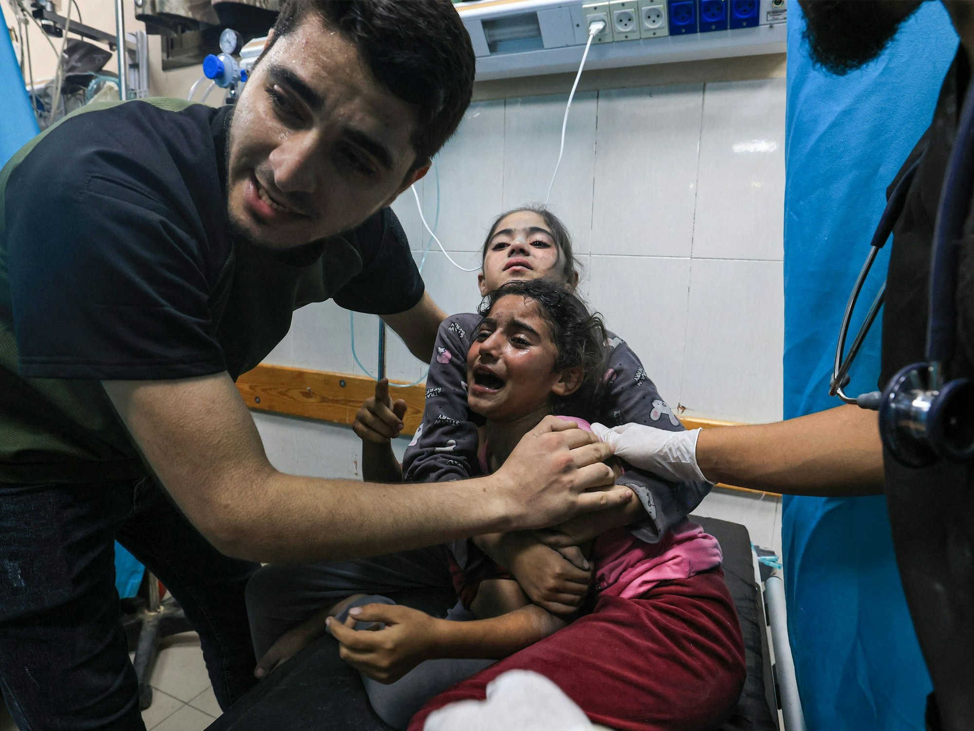 Kinder, die bei einem israelischen Luftangriff verletzt wurden, werden Mitte Oktober im Nasser-Krankenhaus in Khan Yunis im südlichen Gazastreifen behandelt.