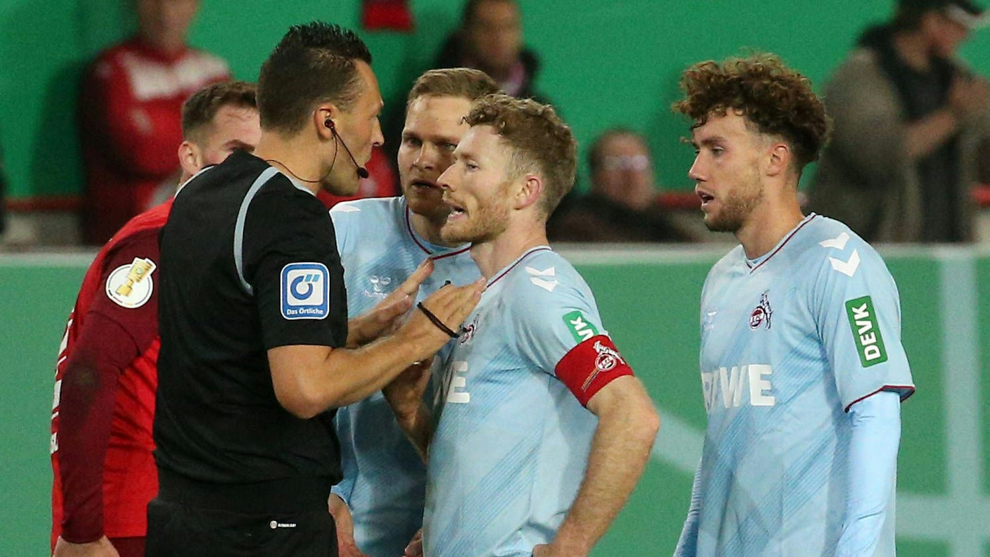 Florian Kainz diskutiert nach seiner Roten Karte mit Schiedsrichter Sven Jablonski.