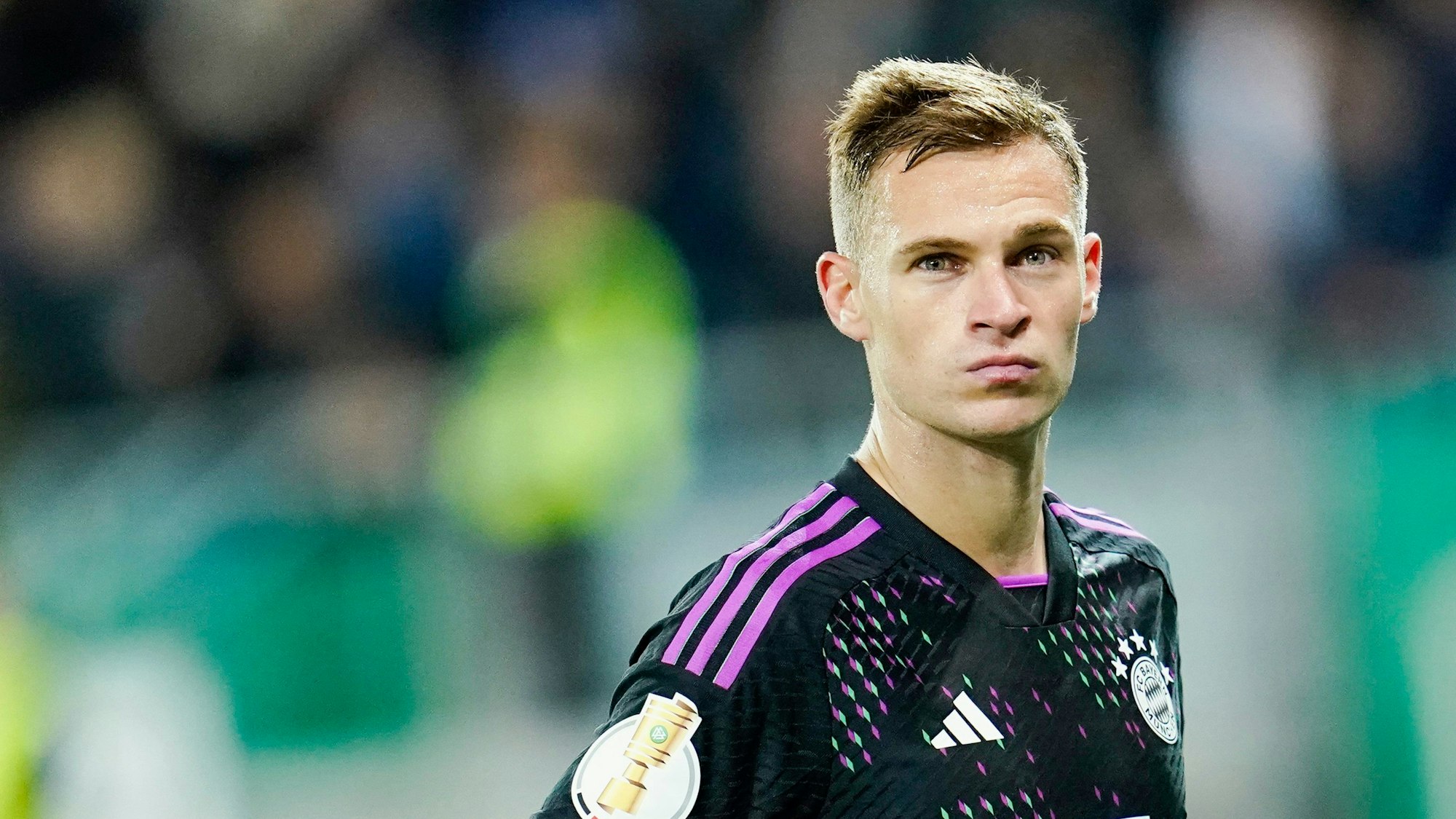 Joshua Kimmich guckt nach der Niederlage in Saarbrücken enttäuscht.