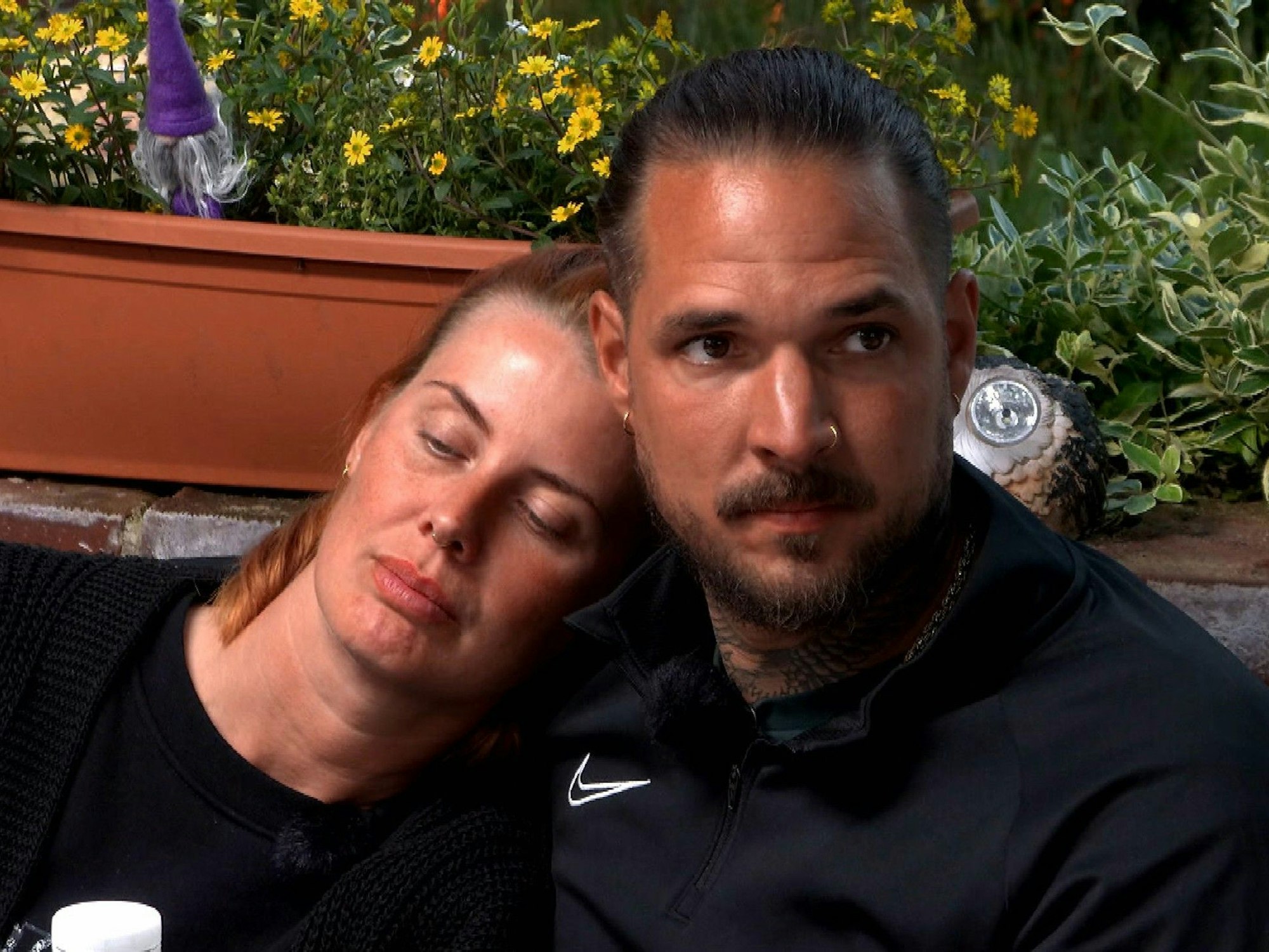 Pia Tillmann lehnt sich an die Schulter von Zico.