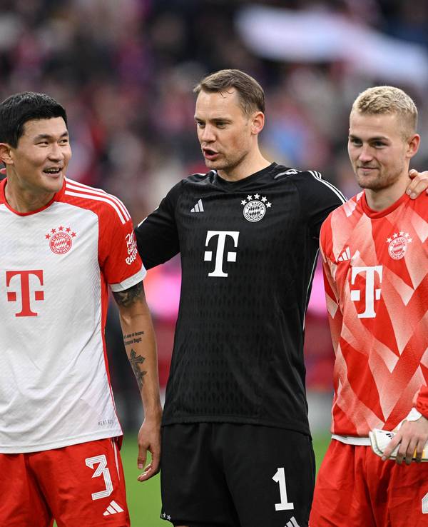 Bayern-Verteidiger Matthijs de Ligt (r.), hier am 9. Spieltag (28. Oktober 2023) gemeinsam mit Min Jae Kim (l.) und Manuel Neuer