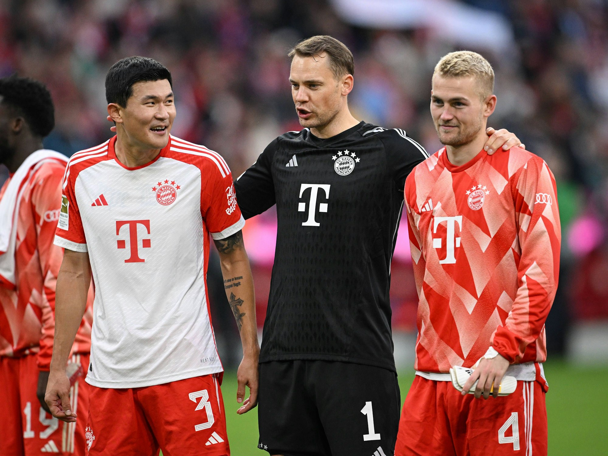 Bayern-Verteidiger Matthijs de Ligt (r.), hier am 9. Spieltag (28. Oktober 2023) gemeinsam mit Min Jae Kim (l.) und Manuel Neuer