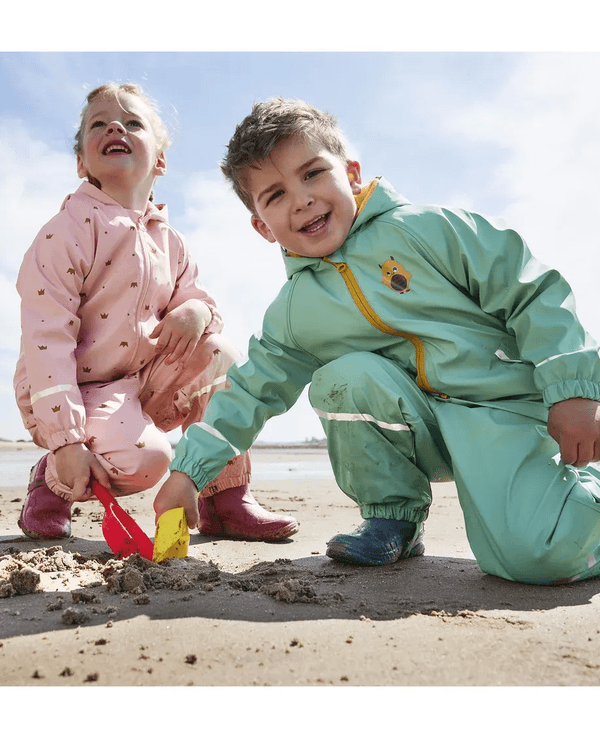 Auf dem Bild sind zwei Kinder zu sehen, die in Buddelsachen stecken.