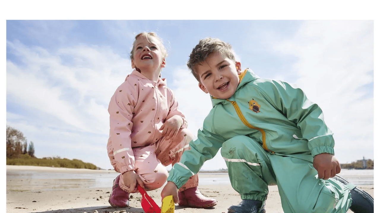 Auf dem Bild sind zwei Kinder zu sehen, die in Buddelsachen stecken.