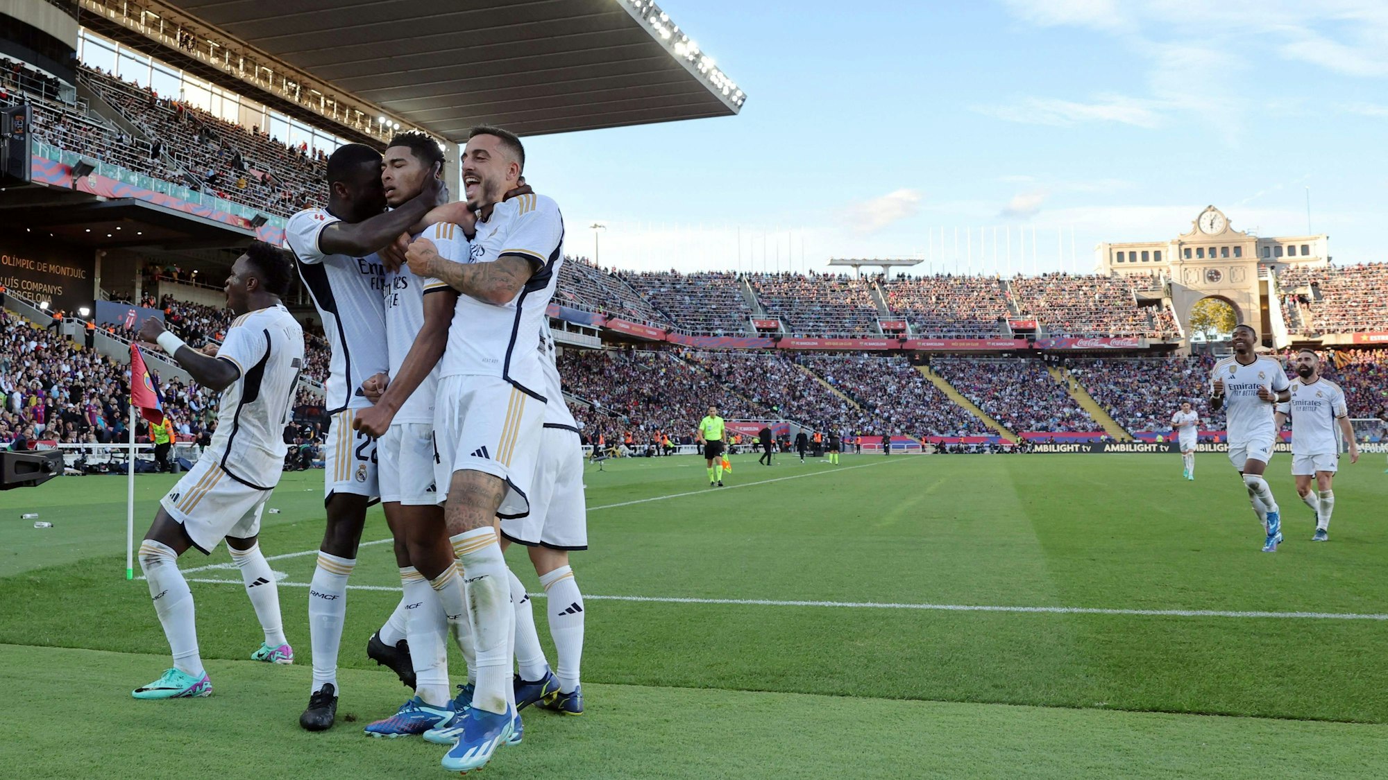 Real Madrid jubelt über ein Tor im Olympiastadion von Barcelona gegen Barca.