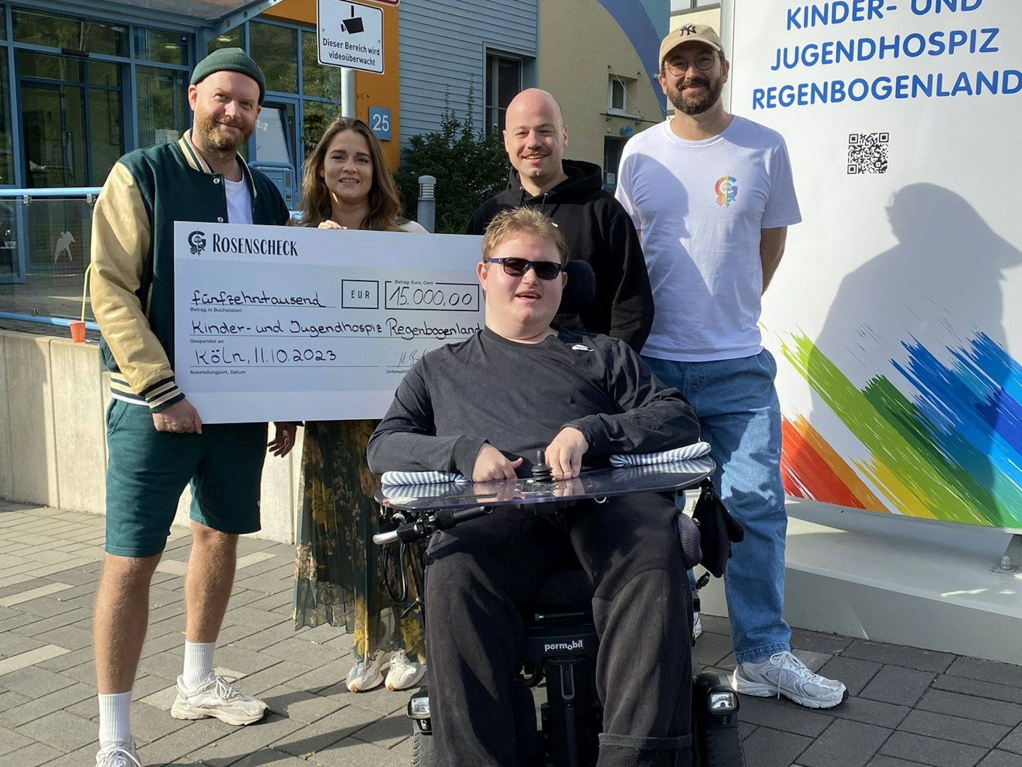 Die Grüngürtelrosen übergaben dem Kinder- und Jugendhospiz Regenbogenland einen Scheck über 15.000 Euro.