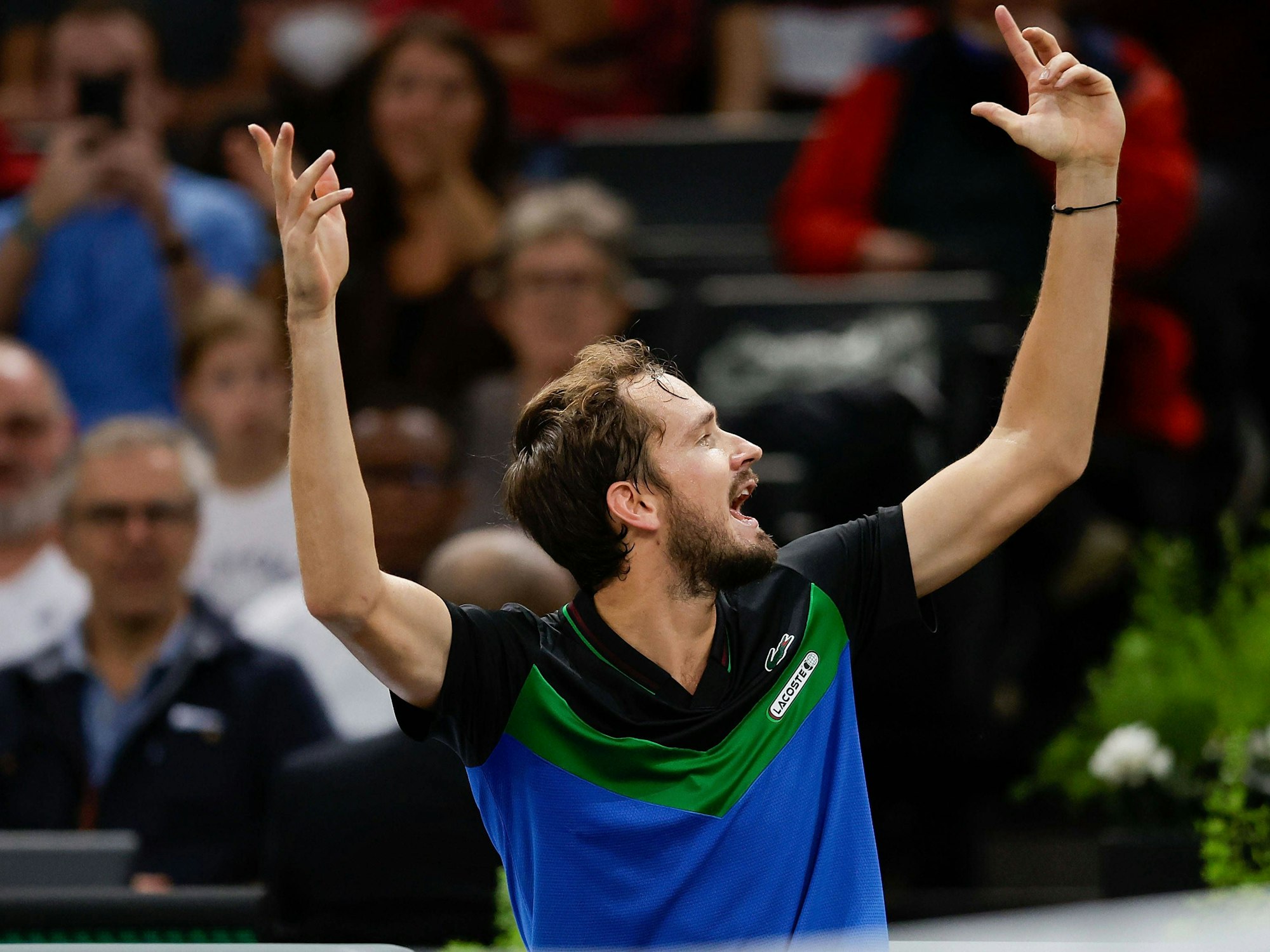 Daniiel Medwedew wirft wütend gestikulierend die Arme in die Luft, während er sich zum Publikum dreht.