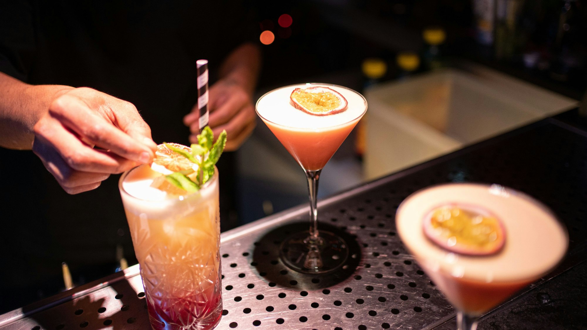 Ein Barkeeper bereitet Cocktails zu.