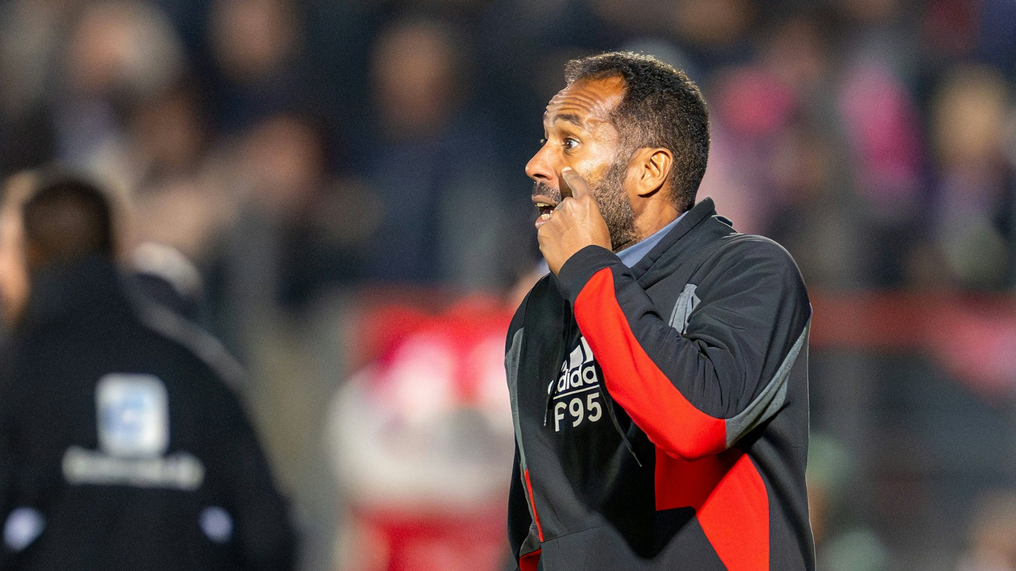 Fortuna Düsseldorfs Cheftrainer Daniel Thioune gibt beim Pokal-Spiel in Unterhaching an der Seitenlinie Anweisungen.