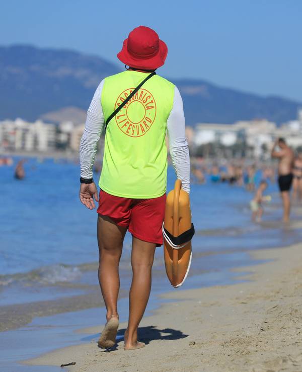 Ein Rettungsschwimmer patrouilliert am Strand von Arenal auf Mallorca.