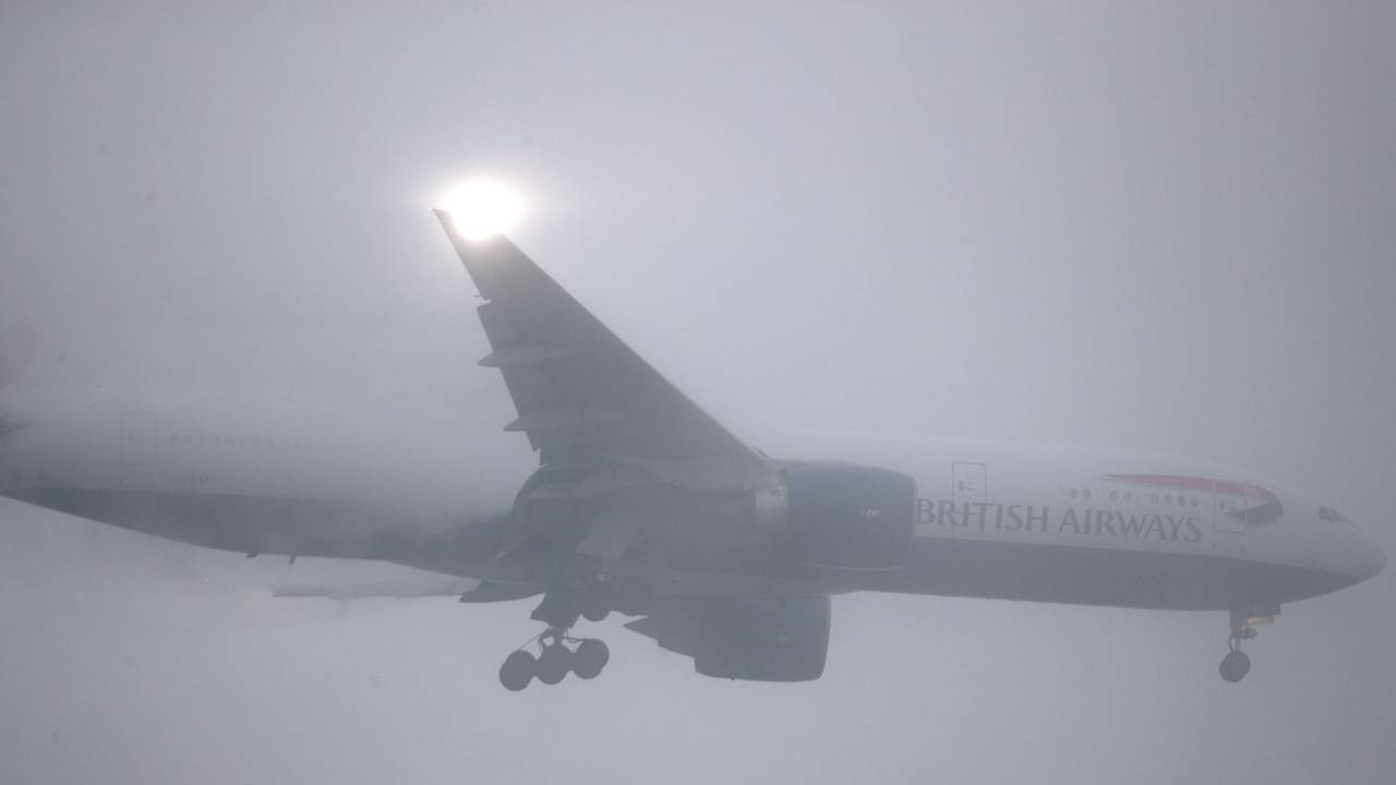 Unser Foto zeigt eine Maschine von British Airways bei Nebel über dem Flughafen Heathrow bei London.