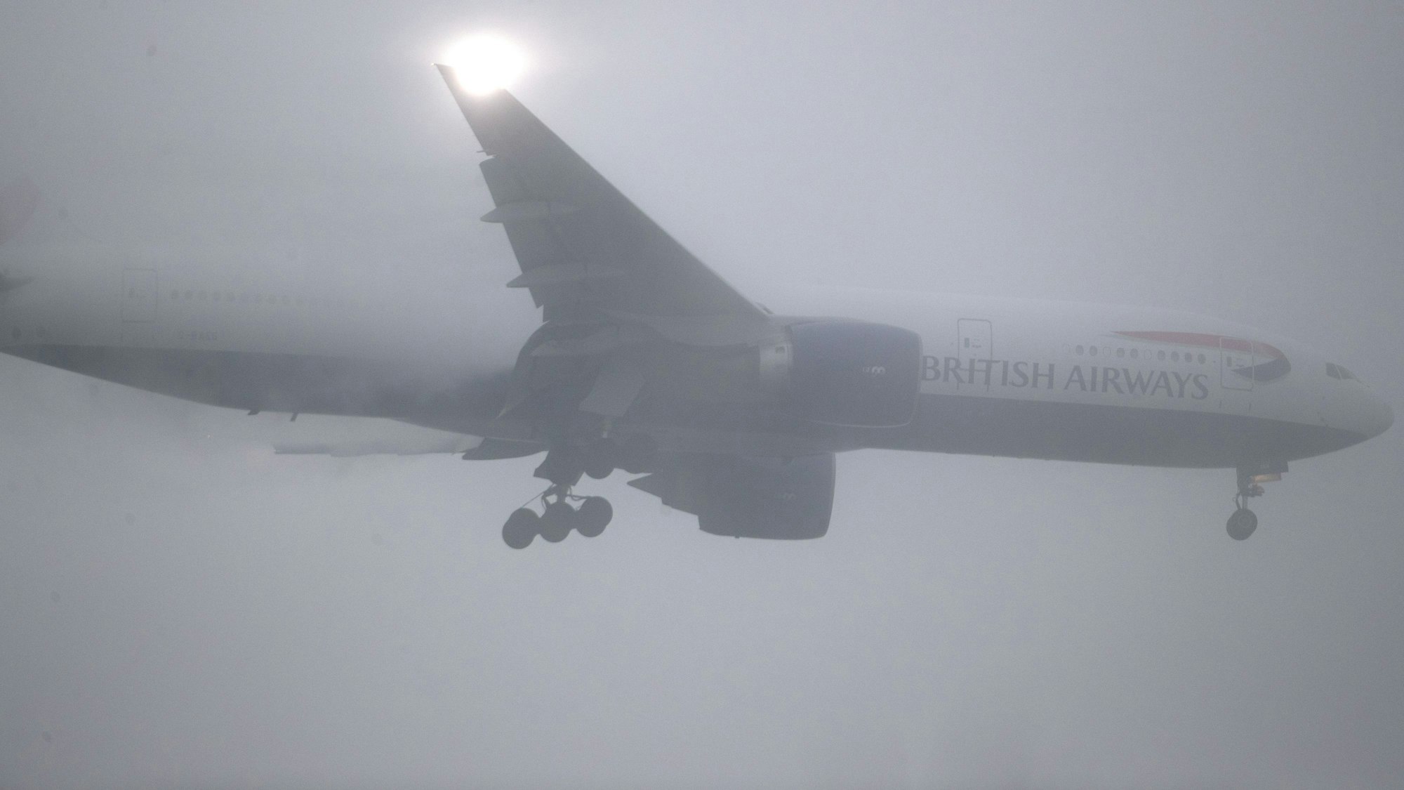 Unser Foto zeigt eine Maschine von British Airways bei Nebel über dem Flughafen Heathrow bei London.