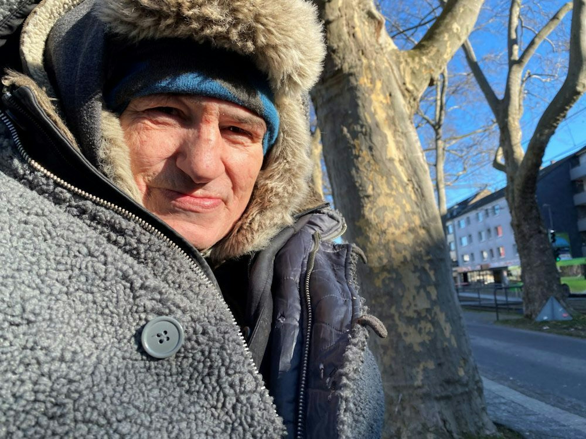 Der Rollstuhlfahrer Helmut in ener Nahaufnahme. Mit Mütze und dicker Winterjacke schaut er in die Kamera.