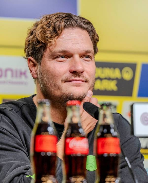 Edin Terzić bei einer BVB-Pressekonferenz.