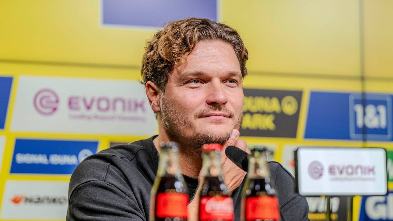 Edin Terzić bei einer BVB-Pressekonferenz.