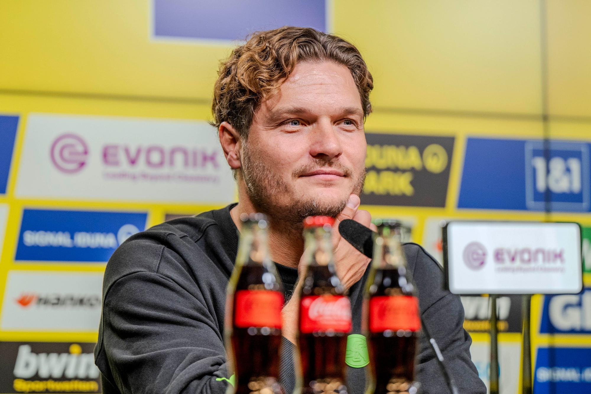 Edin Terzić bei einer BVB-Pressekonferenz.
