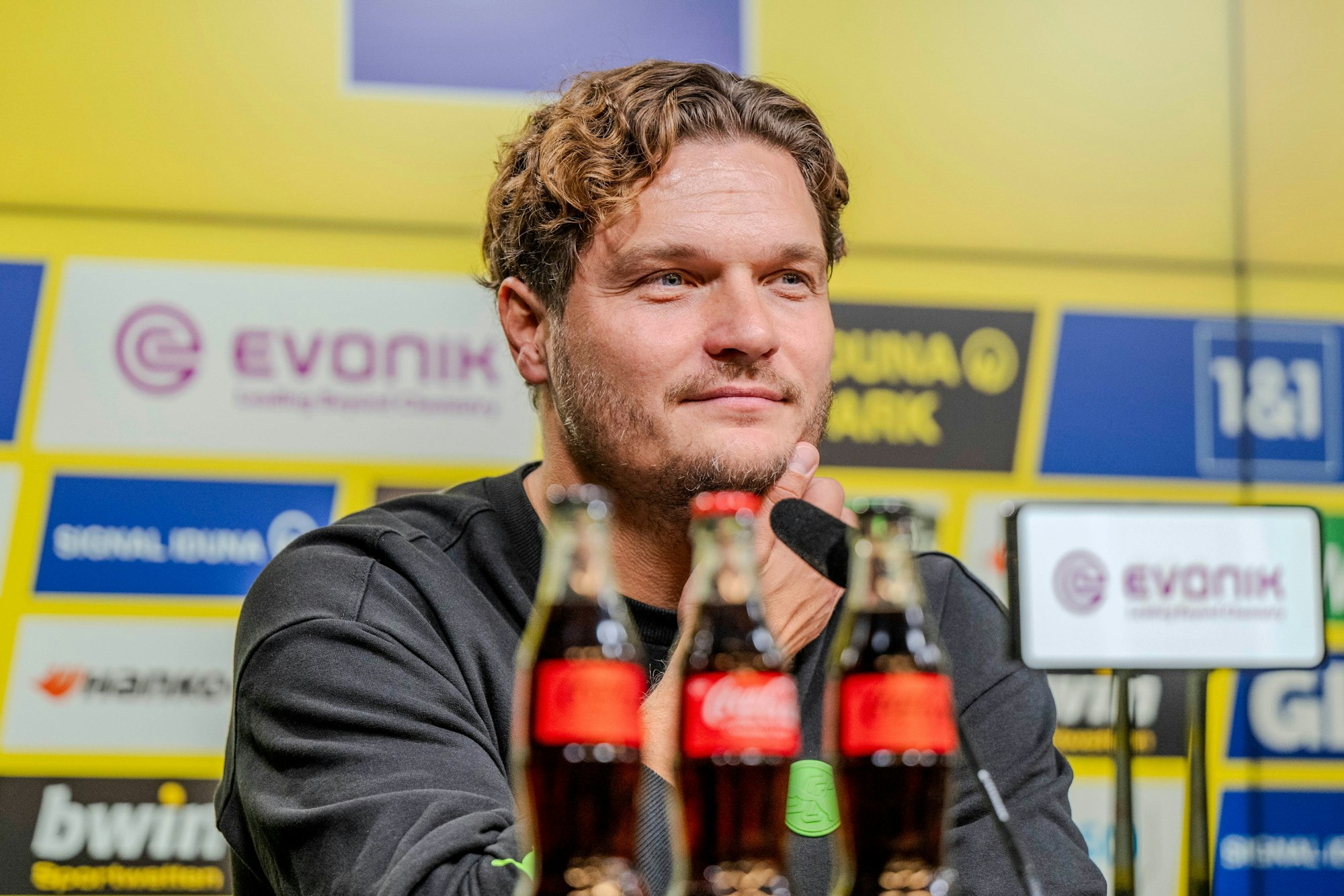 Edin Terzić bei einer BVB-Pressekonferenz.