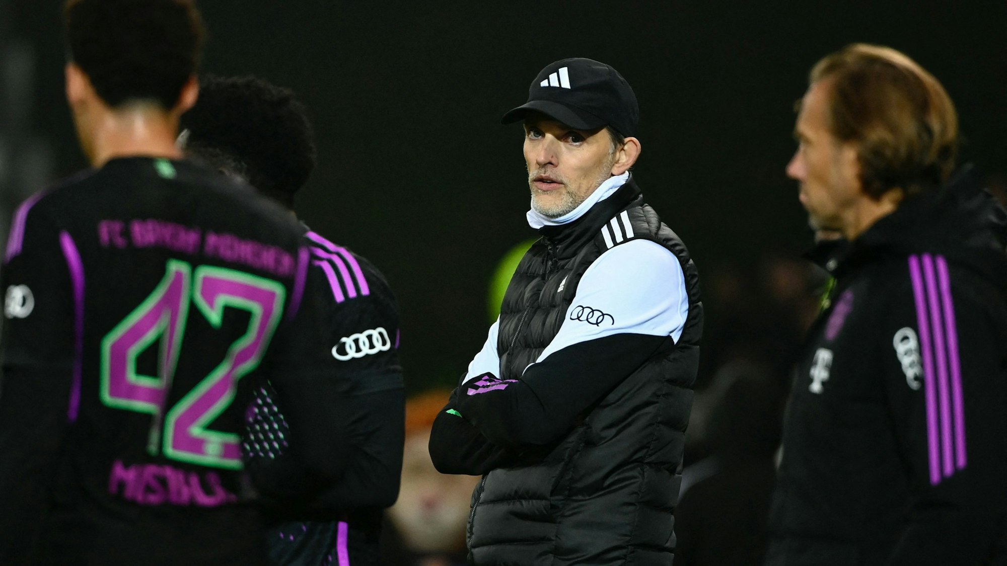 Thomas Tuchel verfolgt das Spiel in Saarbrücken mit skeptischer Miene.