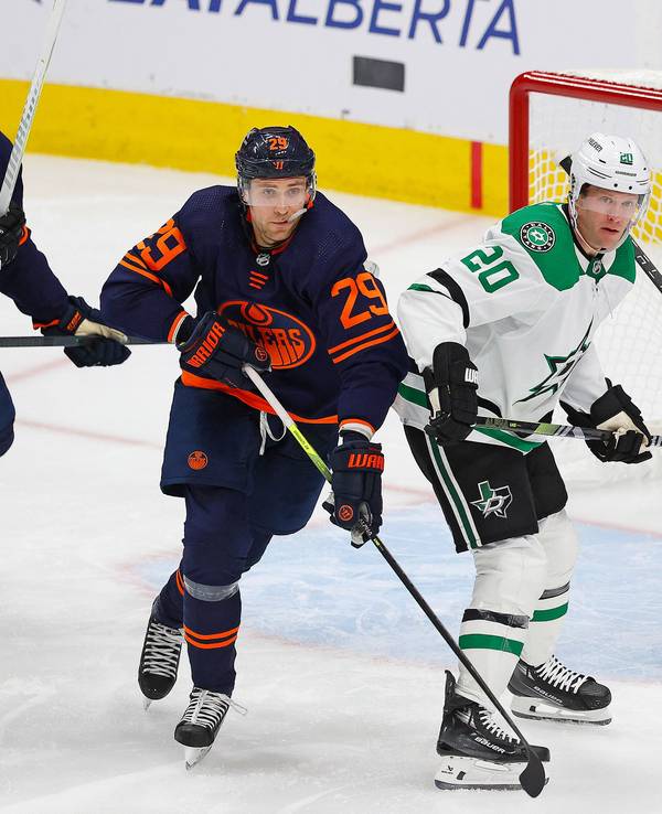 Oilers Leon Draisaitl (l.) im Zweikampf mit Ryan Suter (M.)