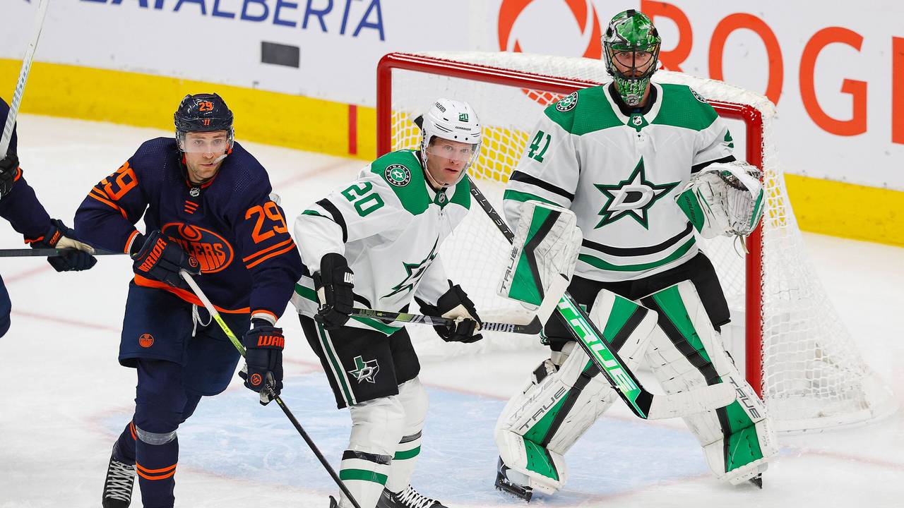 Oilers Leon Draisaitl (l.) im Zweikampf mit Ryan Suter (M.)