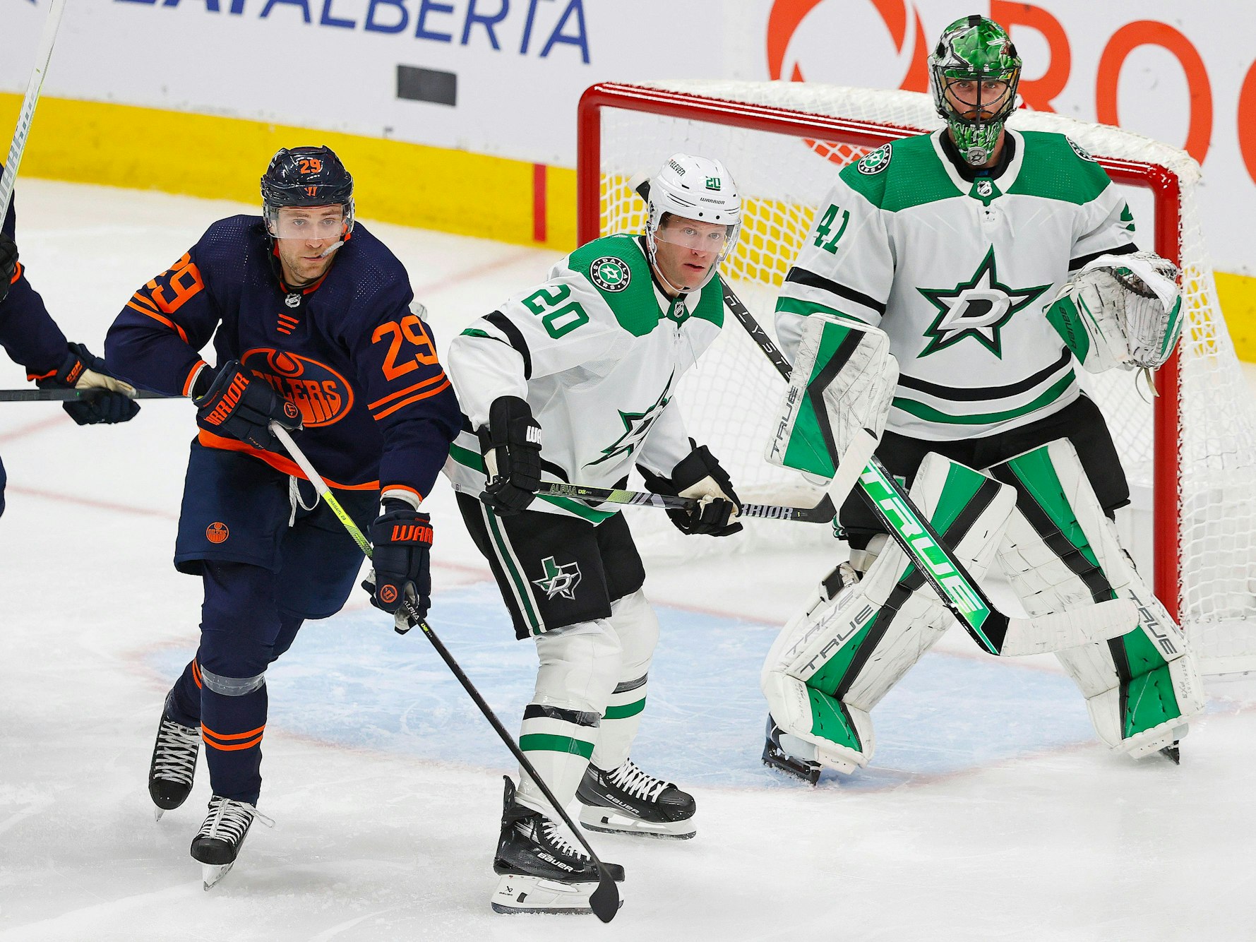 Oilers Leon Draisaitl (l.) im Zweikampf mit Ryan Suter (M.)