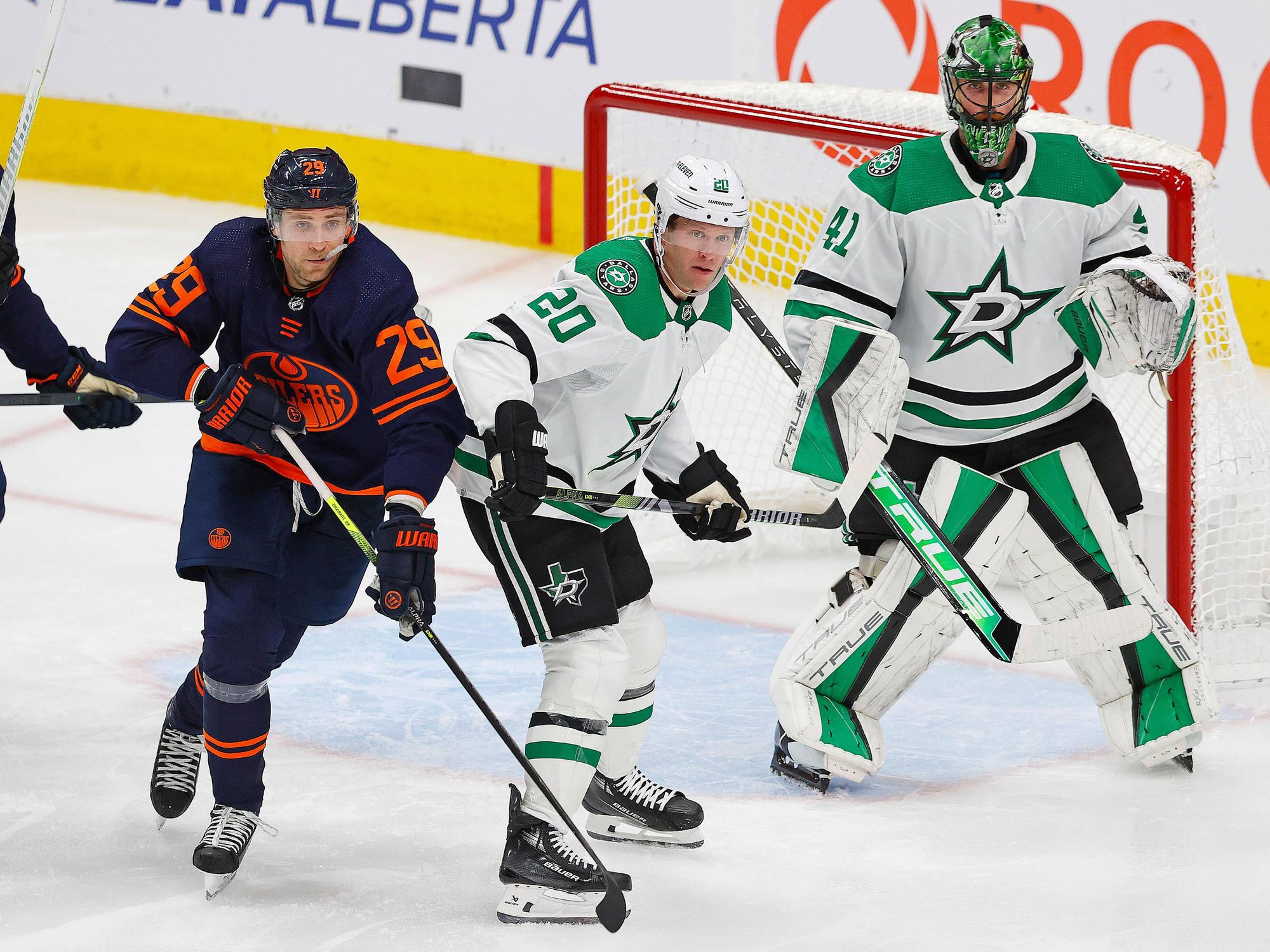 Oilers Leon Draisaitl (l.) im Zweikampf mit Ryan Suter (M.)