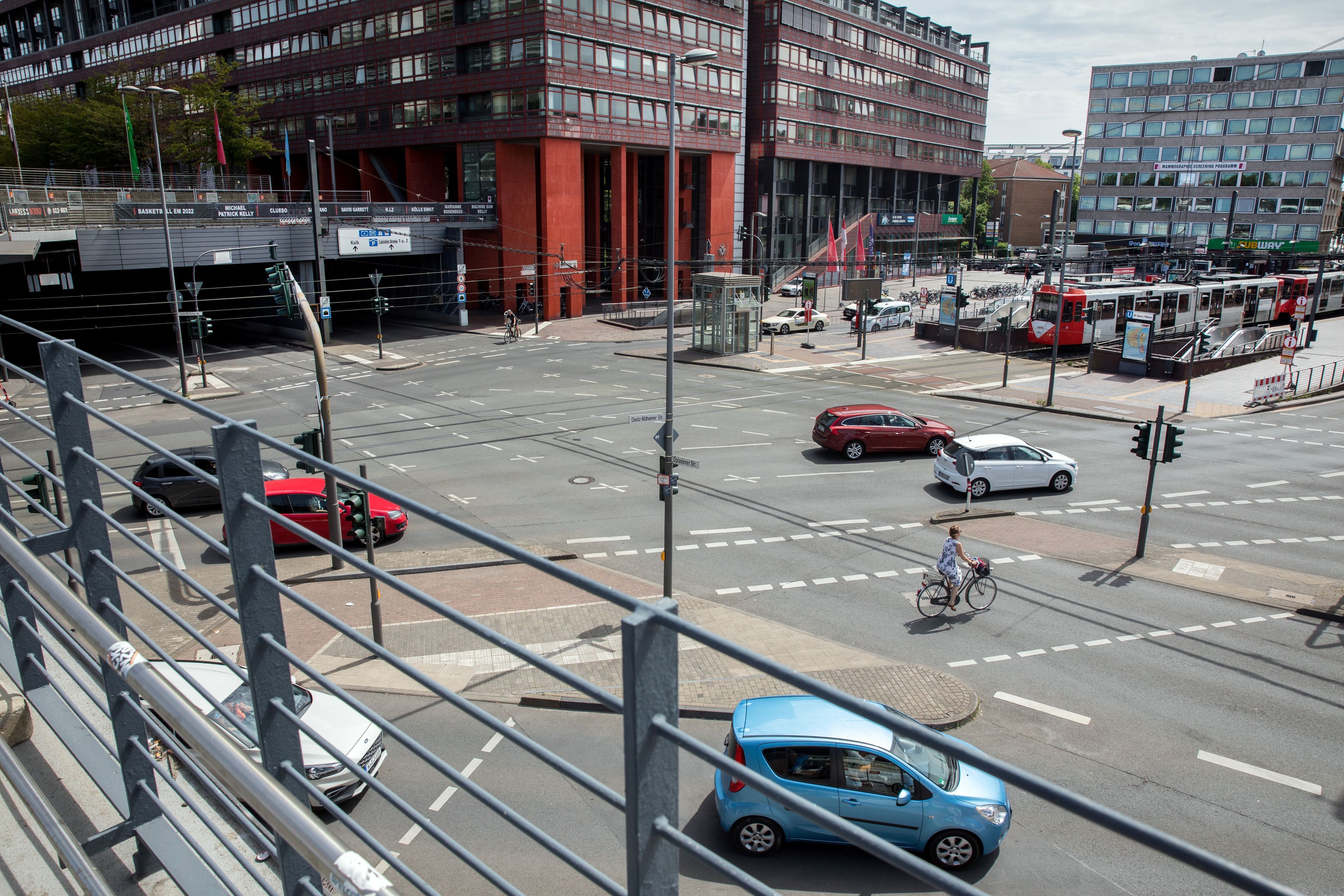 Autos fahren auf der Straße vor dem Stadthaus Köln, das direkt vor der Lanxess-Arena liegt.