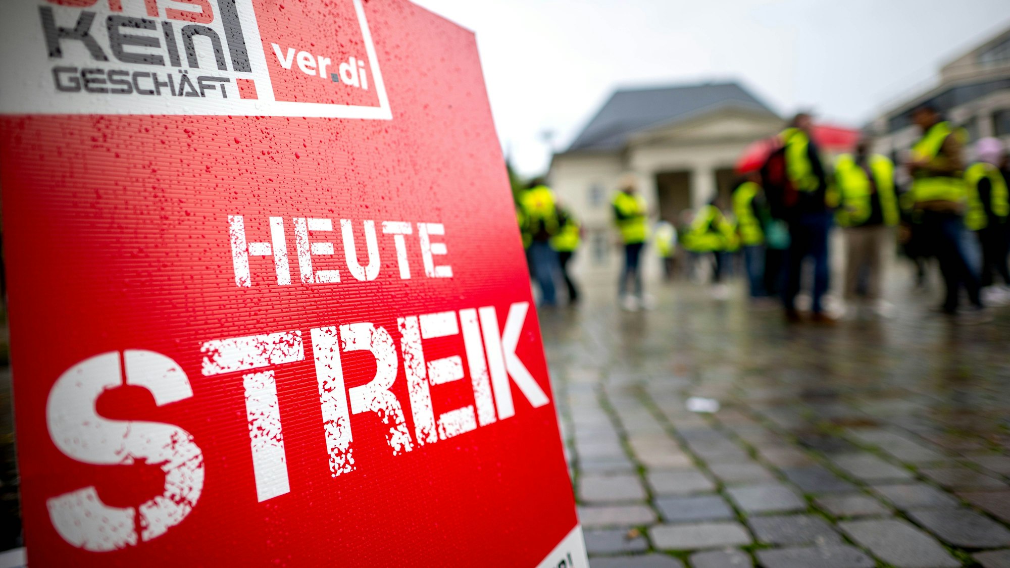 Verdi-Mitglieder versammeln sich am 6. Oktober 2023 zu einer Kundgebung in Oldenburg.