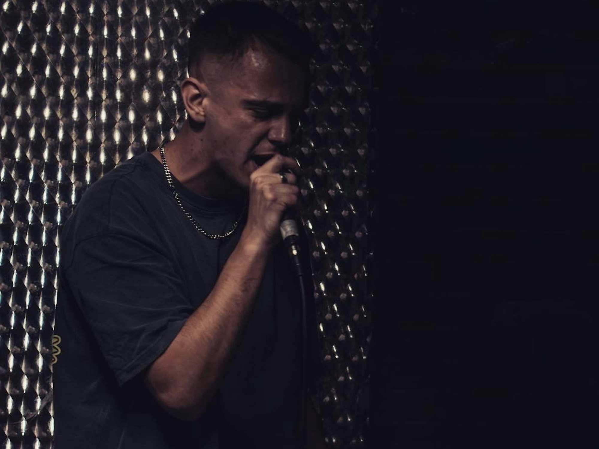 Der Kölner Sänger AF auf der Bühne.