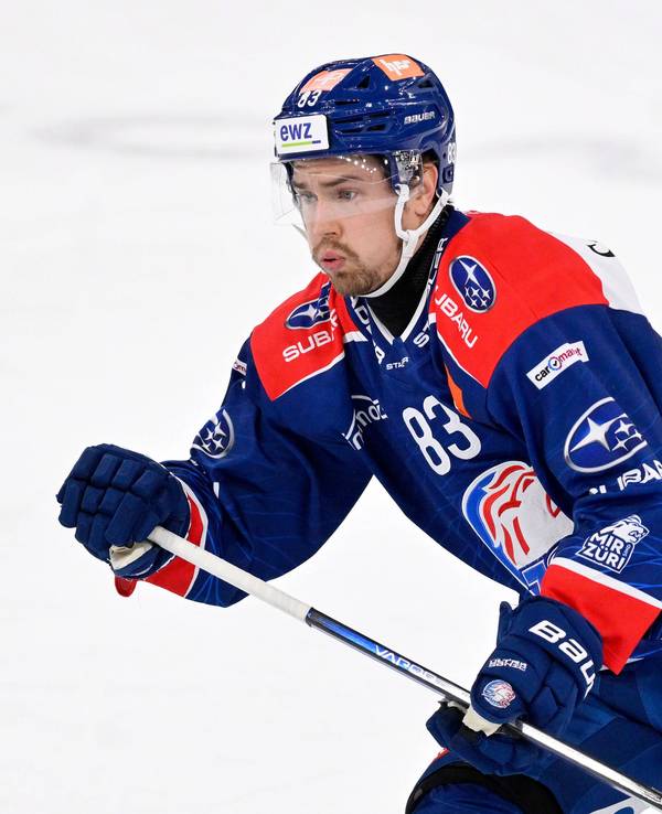 Eishockey-Profi Juho Lammikko auf dem Eis mit Halsschutz.