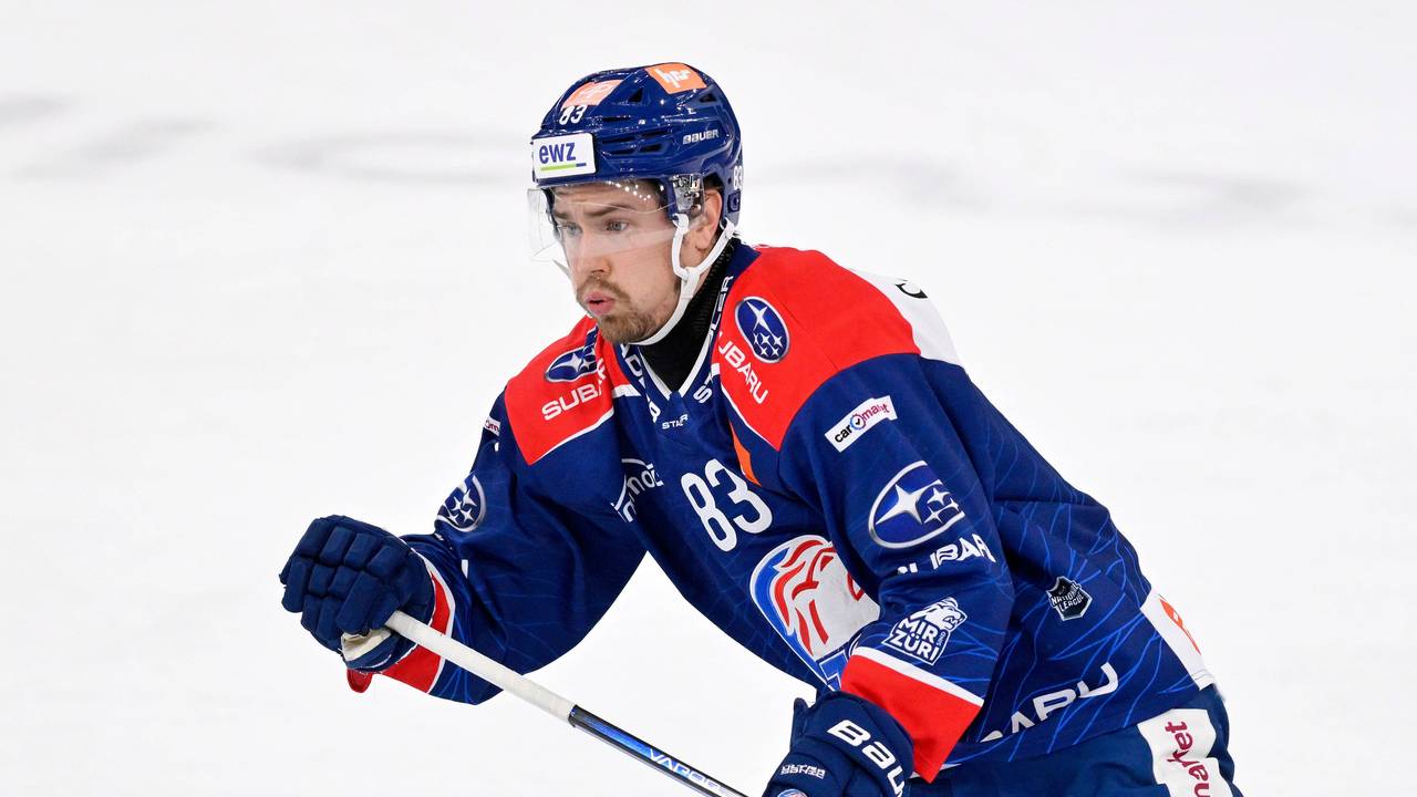 Eishockey-Profi Juho Lammikko auf dem Eis mit Halsschutz.