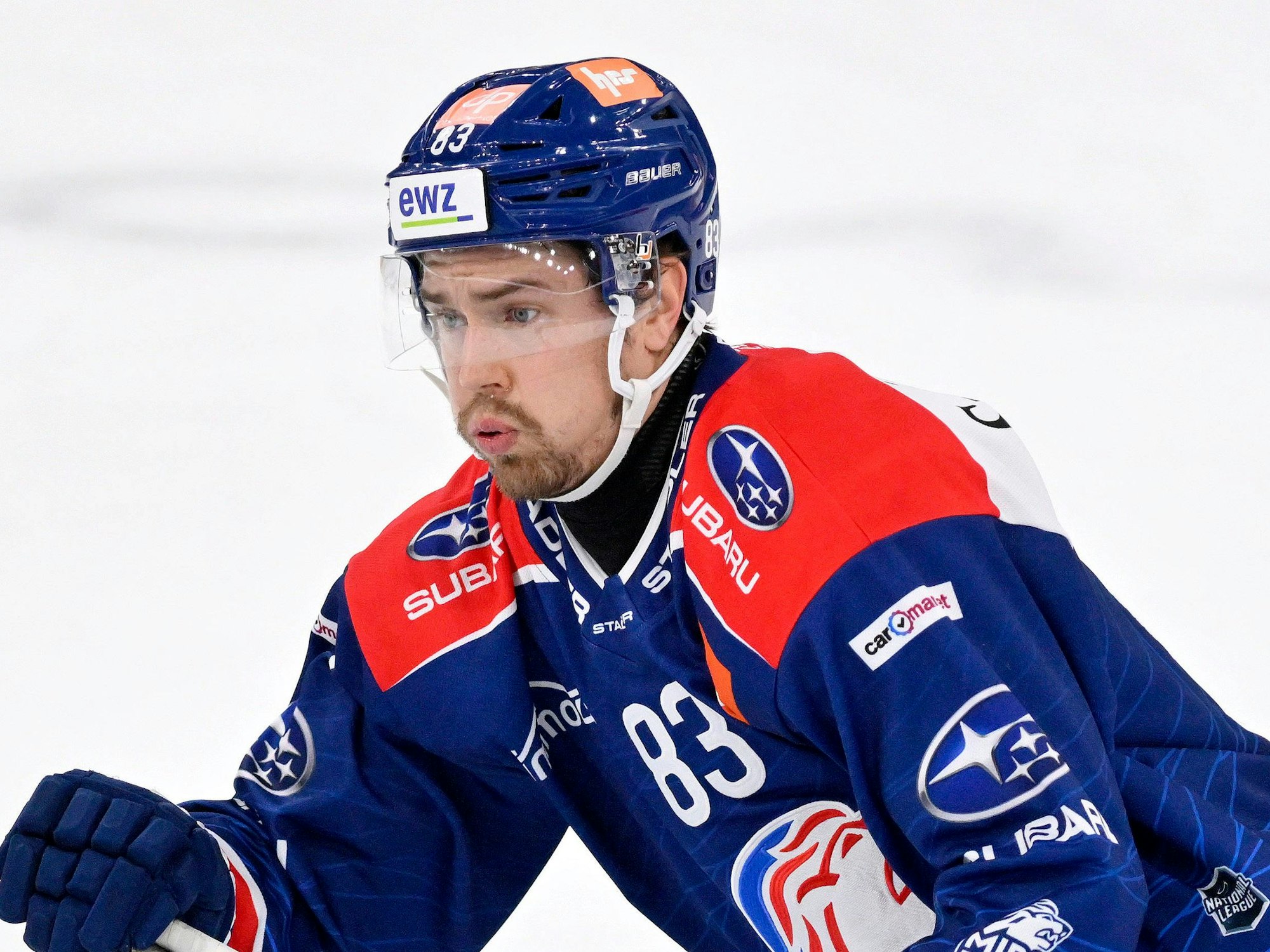 Eishockey-Profi Juho Lammikko auf dem Eis mit Halsschutz.