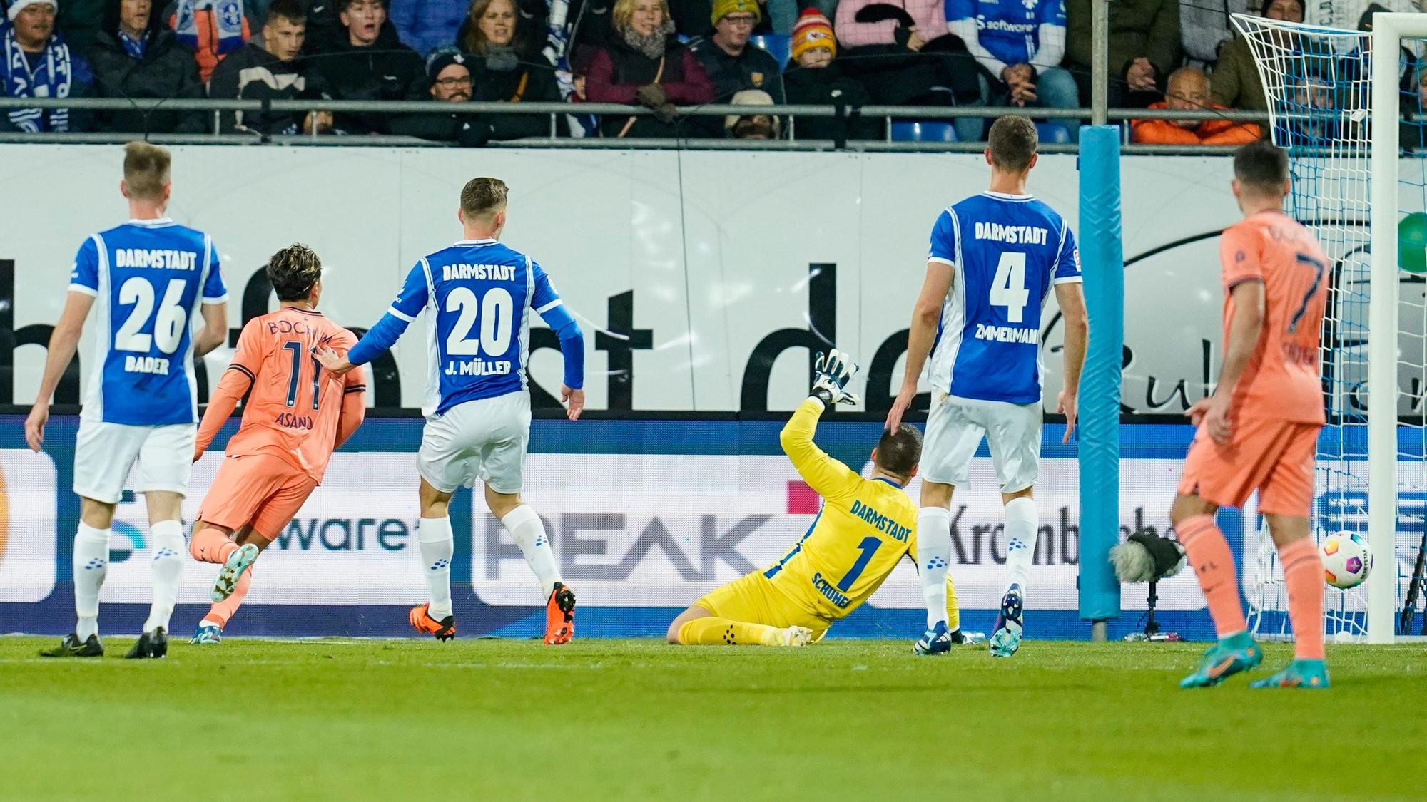 Takuma Asano erzielt das 1:0 für den VfL Bochum im Auswärtsspiel bei Darmstadt 98. Torwart Marcel Schuhen (am Boden) ist geschlagen.