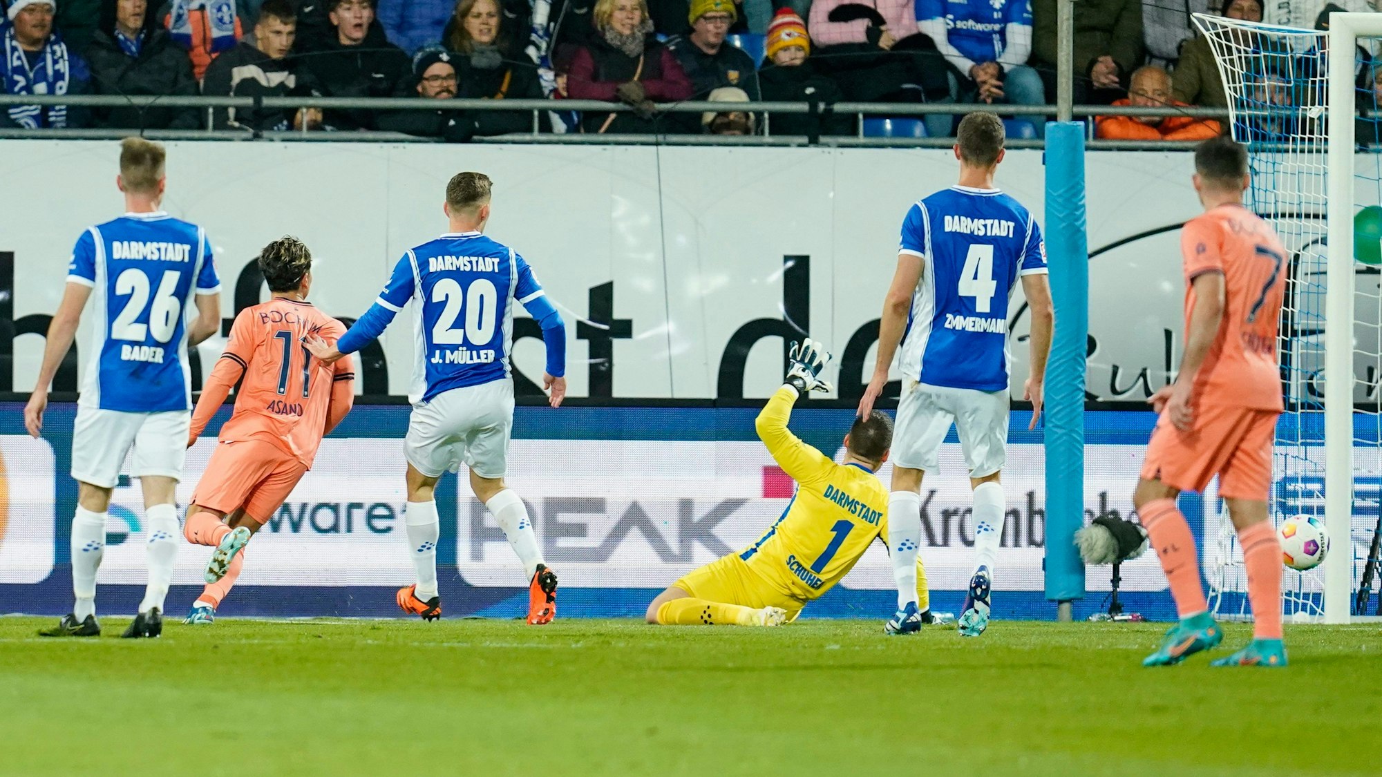 Takuma Asano erzielt das 1:0 für den VfL Bochum im Auswärtsspiel bei Darmstadt 98. Torwart Marcel Schuhen (am Boden) ist geschlagen.