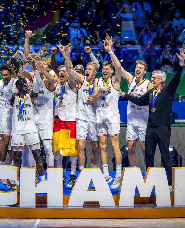 Die deutschen Basketballer stemmen den WM-Pokal in die Luft.