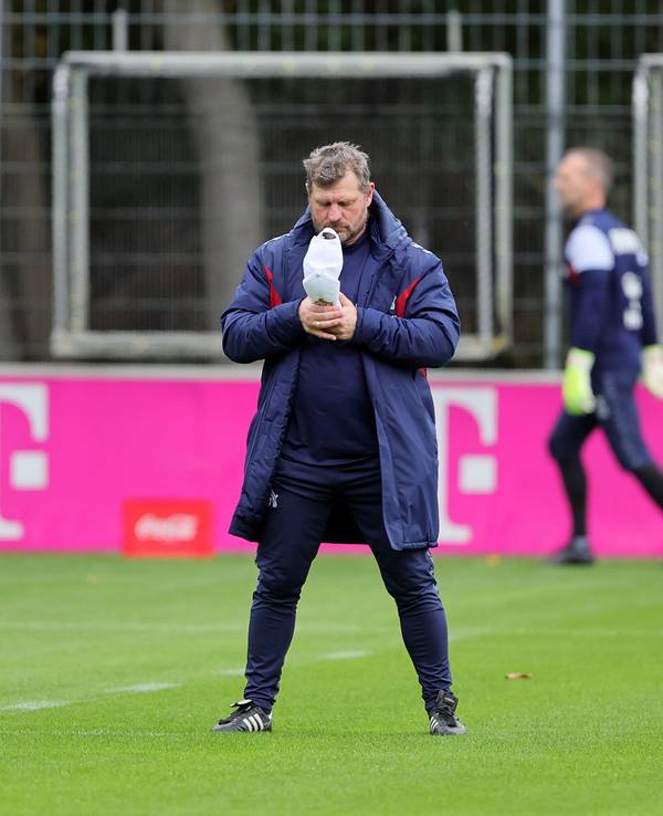 Steffen Baumgart schaut in seine Kappe.