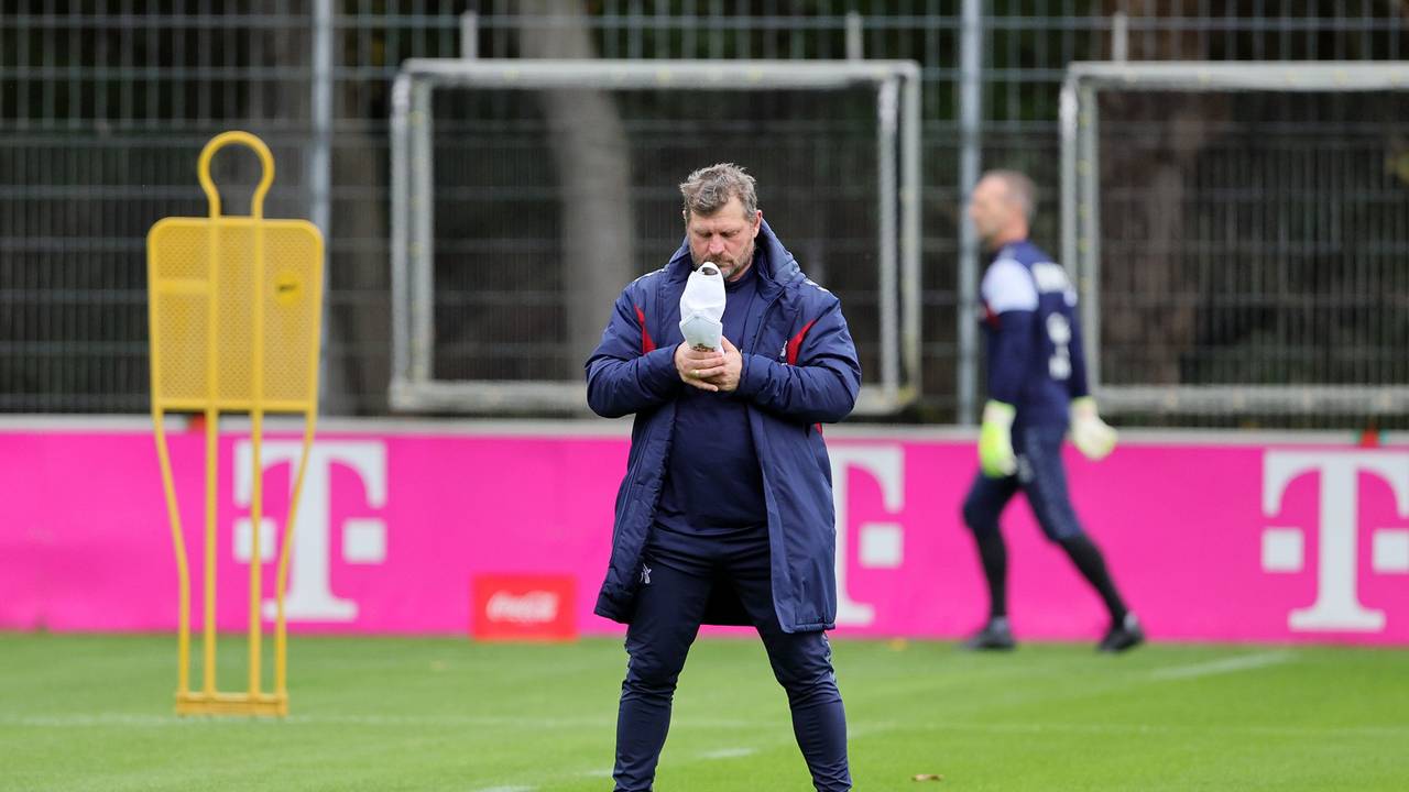 Steffen Baumgart schaut in seine Kappe.