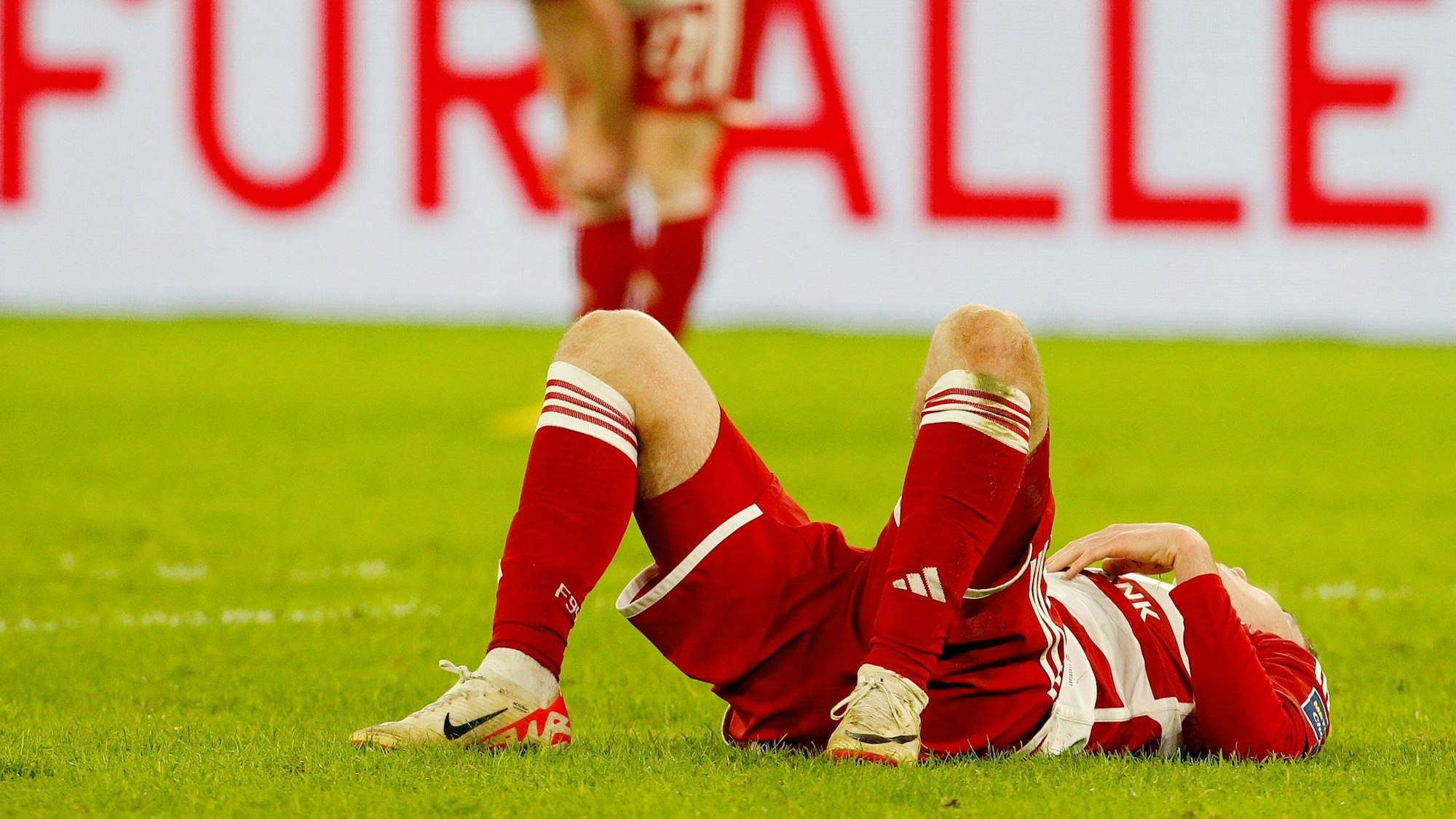 Fortuna Düsseldorfs Isak Johannesson liegt nach dem Schlusspfiff des Spiels gegen Wehen Wiesbaden am Boden.