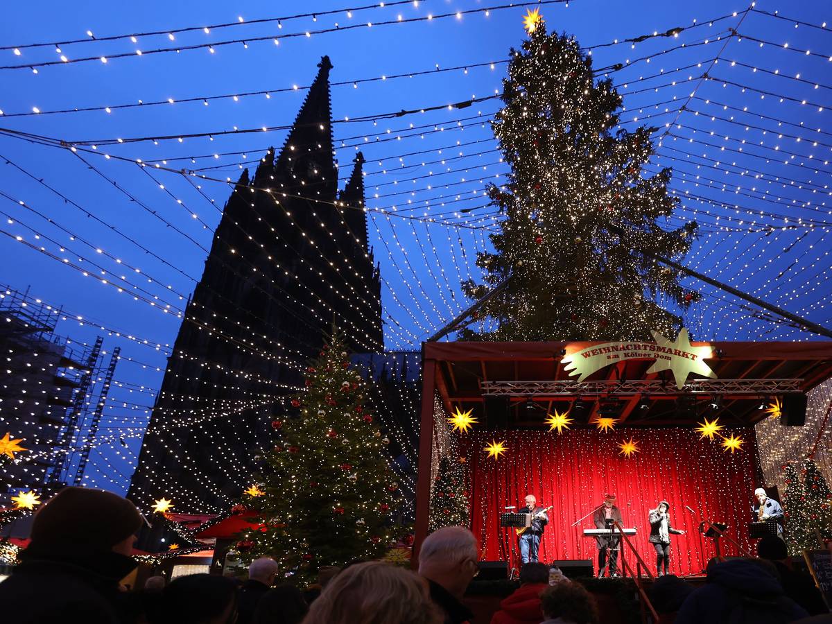 Der Kölner Dom mit der Bühne und dem Weihnachtsbaum.