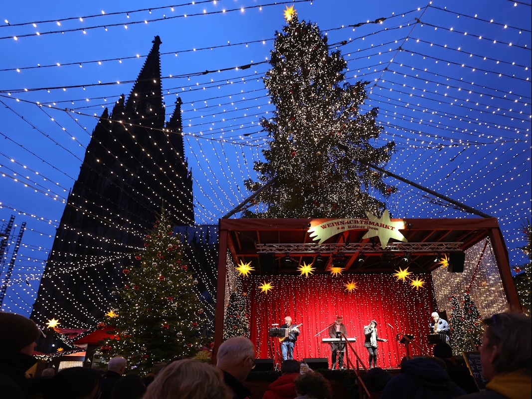 Der Kölner Dom mit der Bühne und dem Weihnachtsbaum.